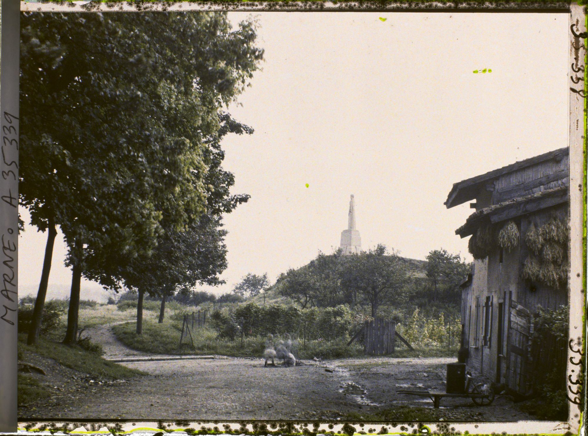 Image représentant France, Ste Menehould le haut, Sortie du Vieux Ste Menehould