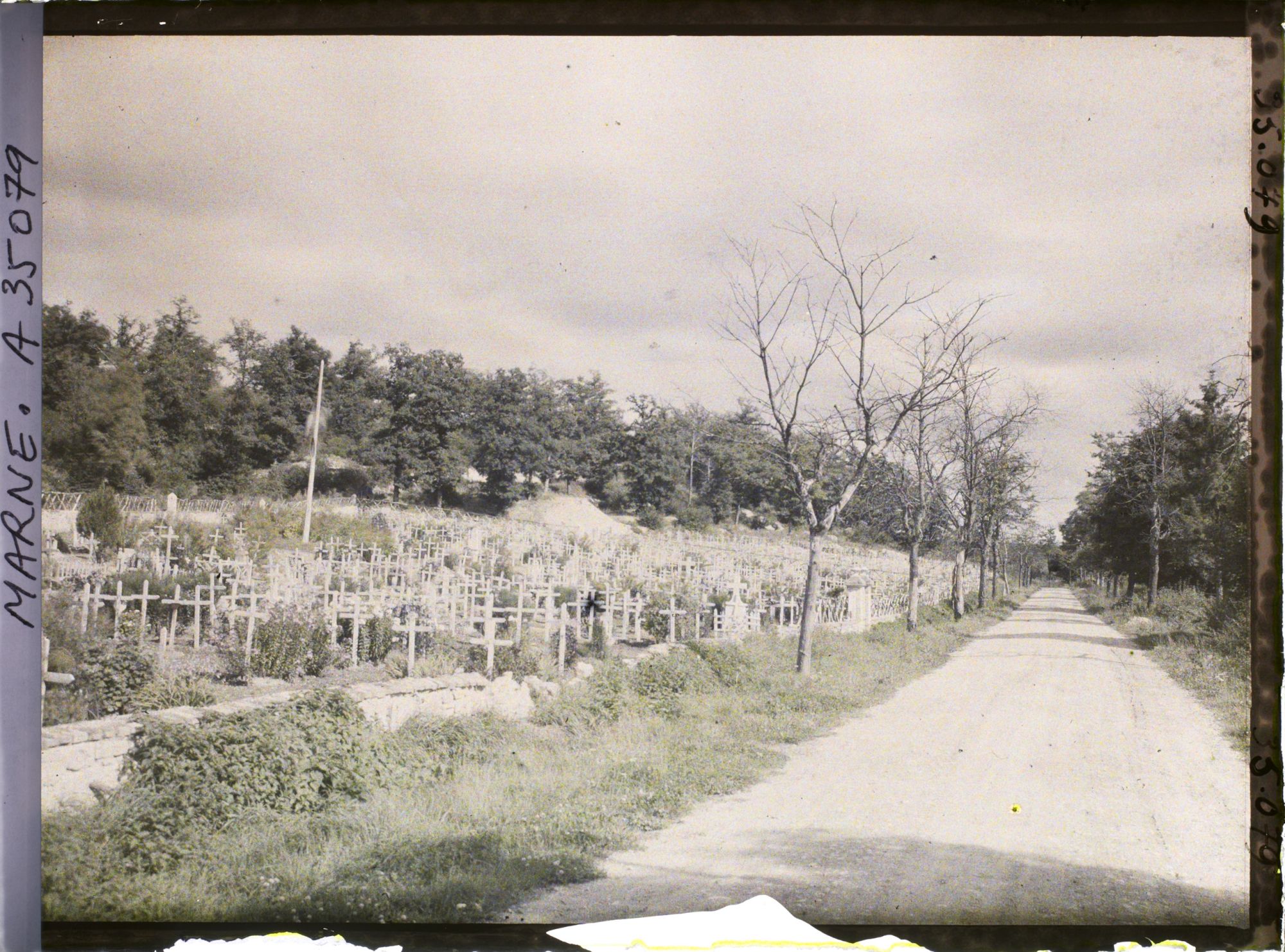 Image représentant France, De la Harazée au Four de Paris , Cimetière N° 1 le long de la route du Four de Paris