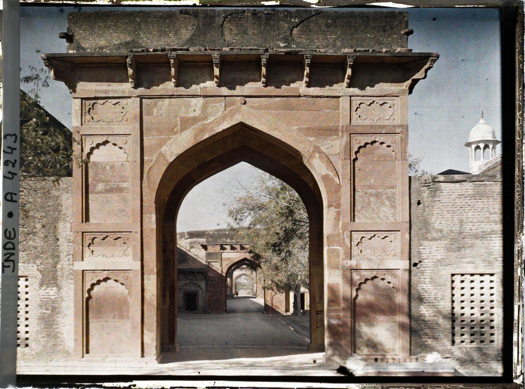Image représentant Une allée conduisant au Taj Mahal