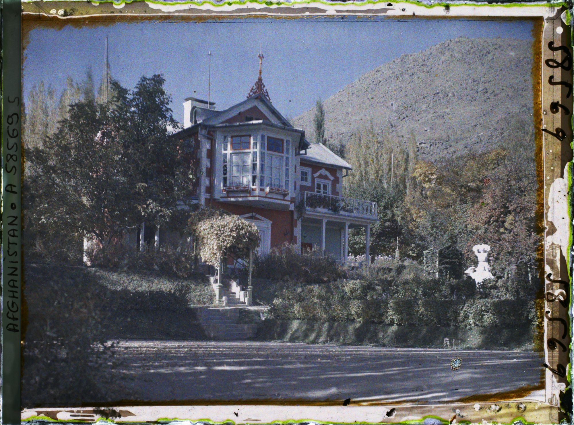 Image représentant dans le Jardin du Palais royal (Bâlâ Bagh, "jardin d'en haut"), Koti-Sorkh ("maison rouge"), le bureau du roi Amânullâh