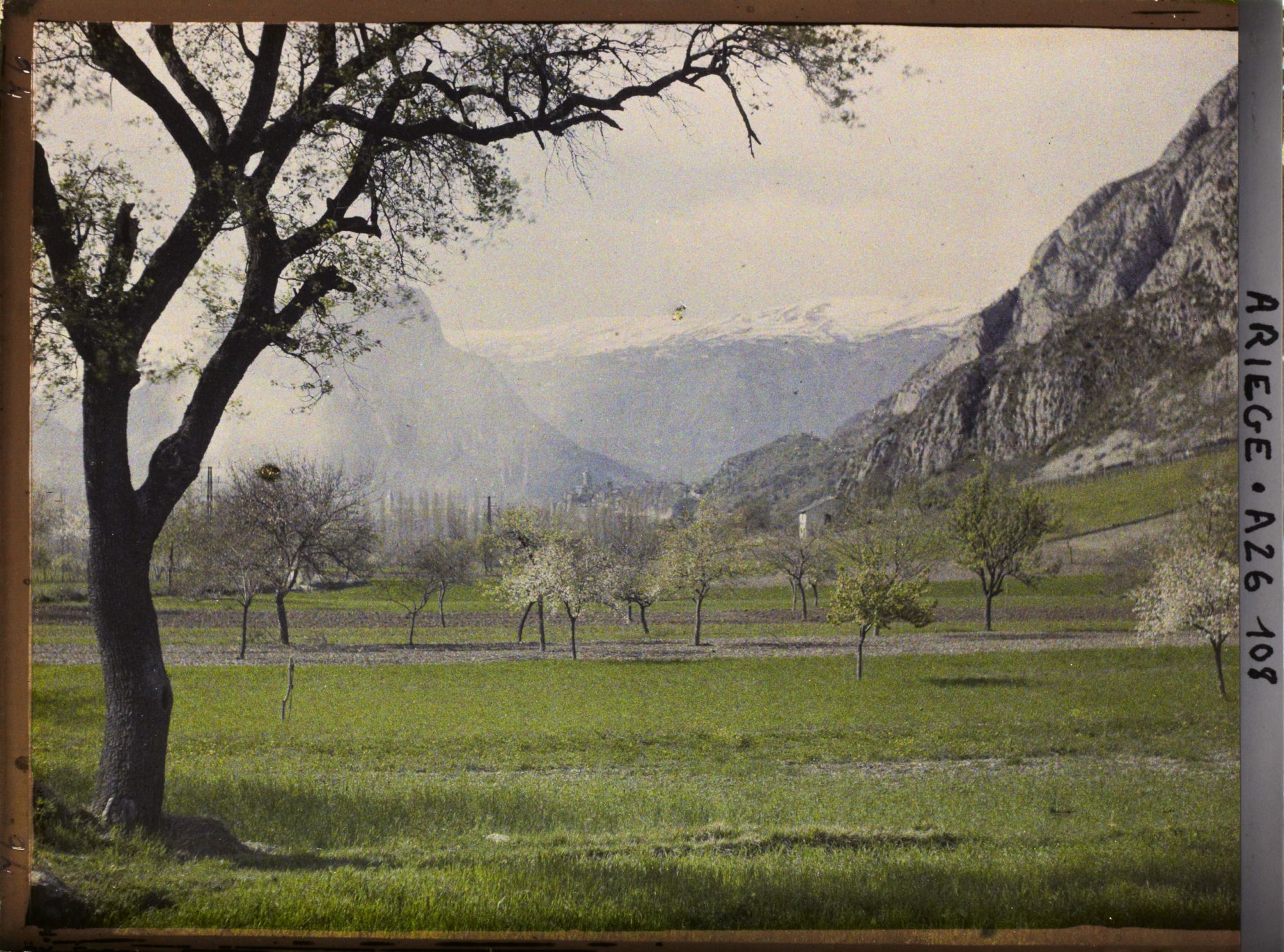 Image représentant Tarascon vu de la route d'Ussat