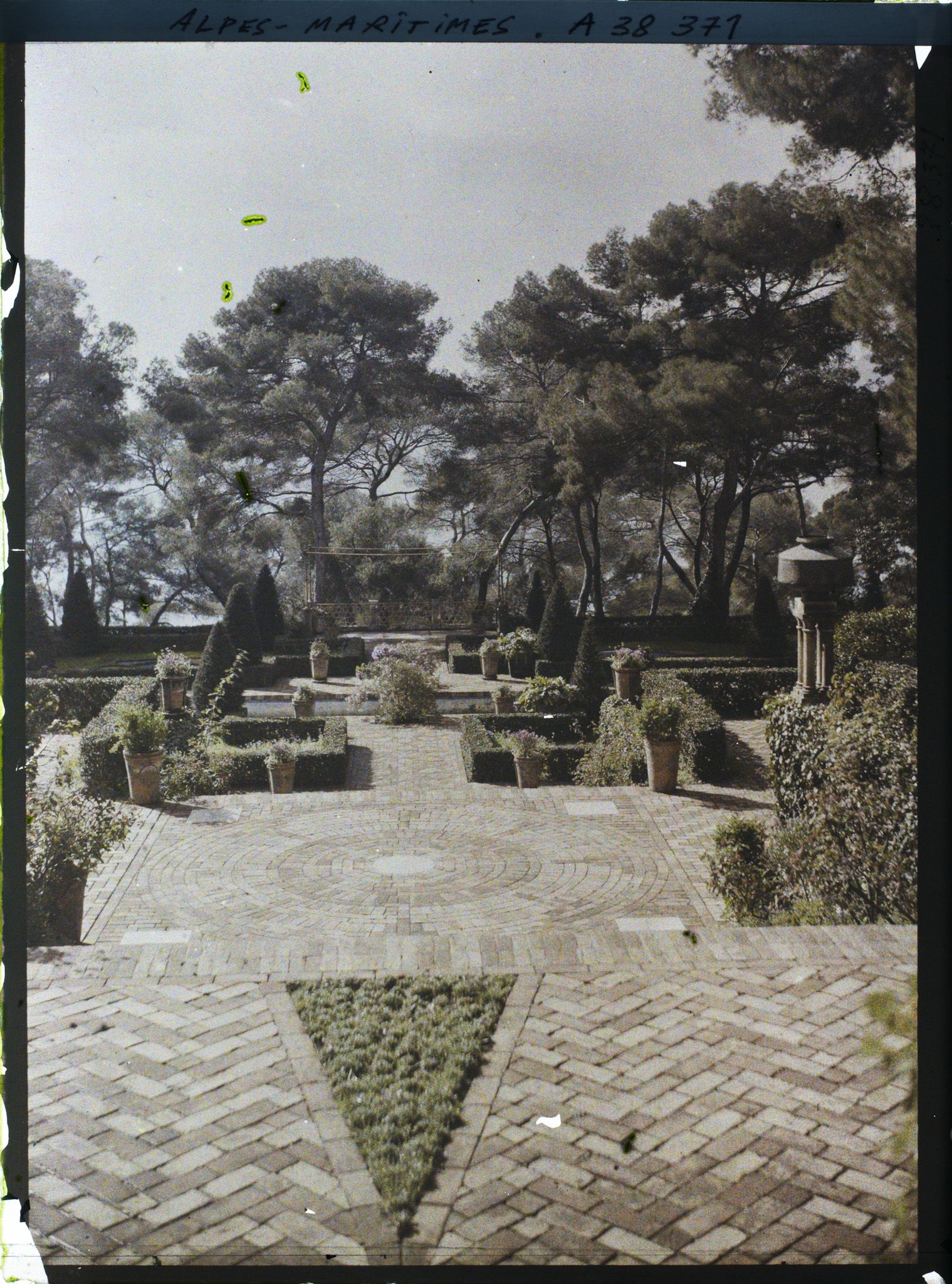 Image représentant Terrasses dallées dominant le bassin du jardin persan de la villa Cypris, vues en direction de la mer