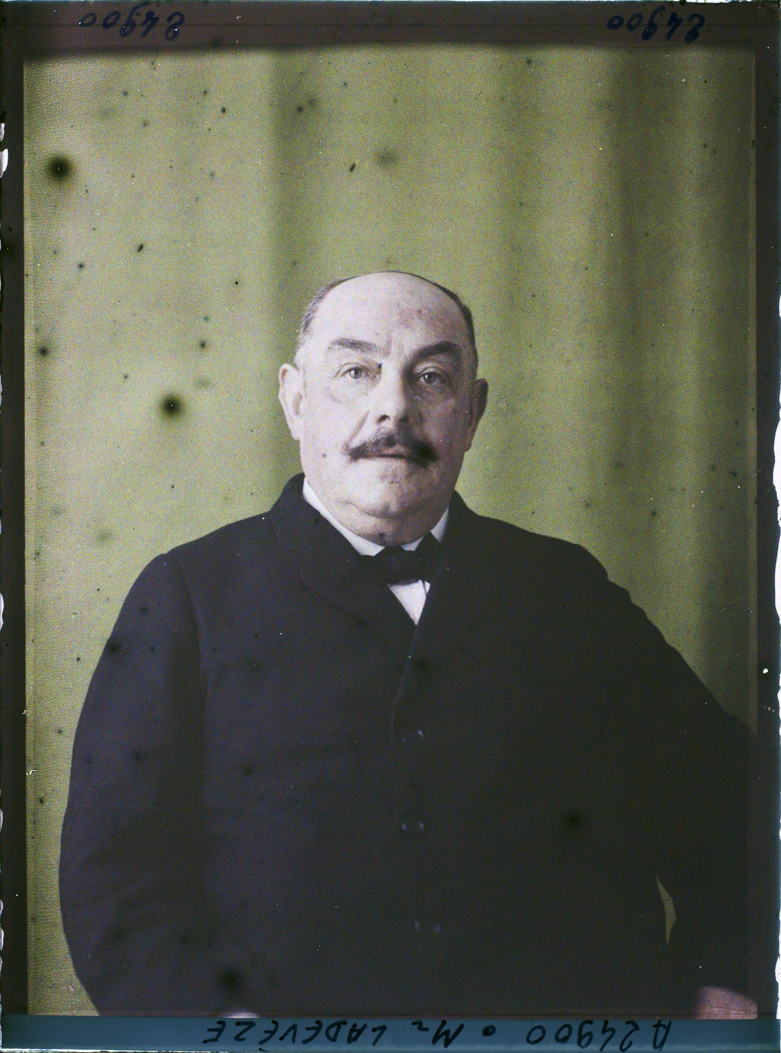 Image représentant https://musee-albert-kahn.s-museum.fr/home/NWQ2OTAwYzNmYjZlZTk1ZWQwODJmMjY4L2dlbmVyaWMtbm90aWNlLXRhYi9hdXRob3JpdHkvNjE3YTc5ZjVjZjhiODk2OGIzMzM3ZDIx/5d6900c3fb6ee95ed082f268/generic-notice-tab/authority/617a79ebcf8b8968b3337097 Monsieur Ladevèze