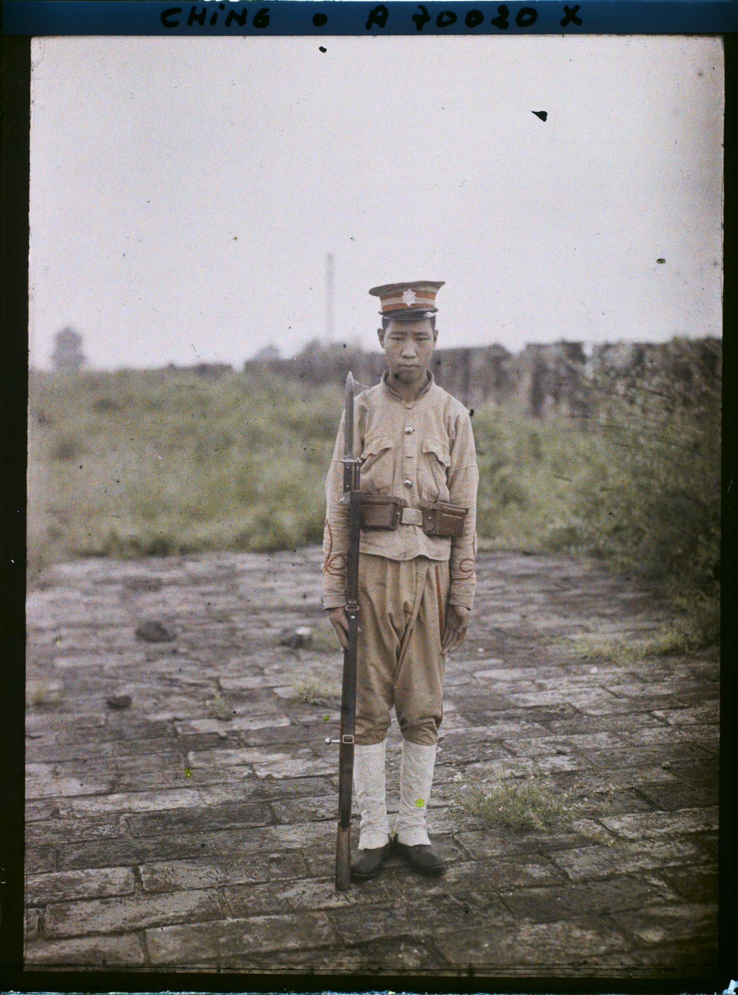 Image représentant Jeune soldat de l'infanterie sur le chemin de ronde d'une muraille