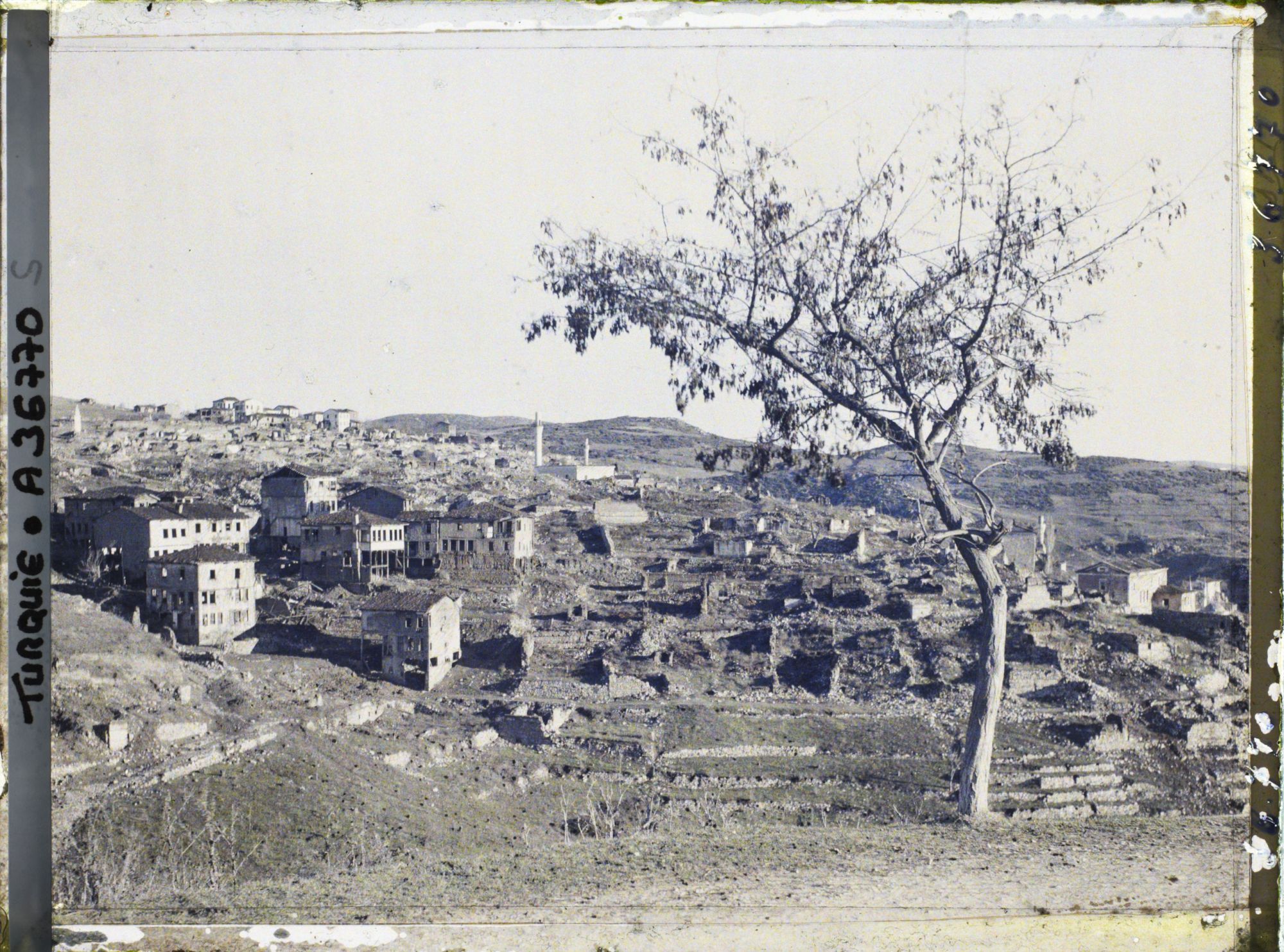Image représentant Turquie, Biledjik, Ruines vers le Centre de la Ville