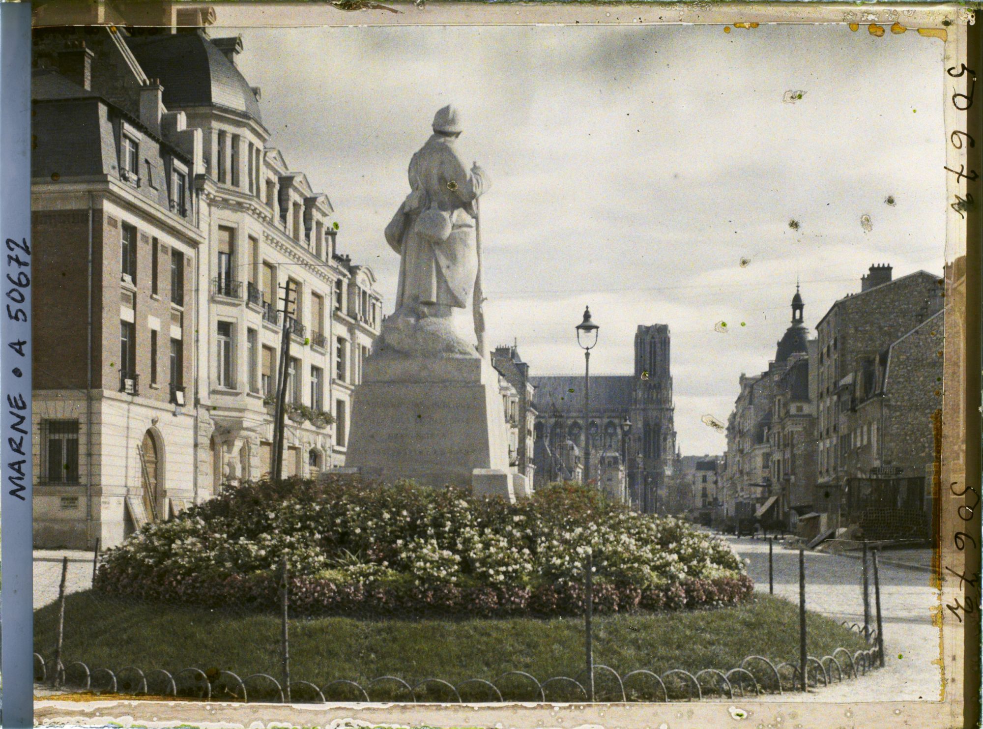 Image représentant France, Reims, Statue du poilu Cours Langlet vers la Cathédrale