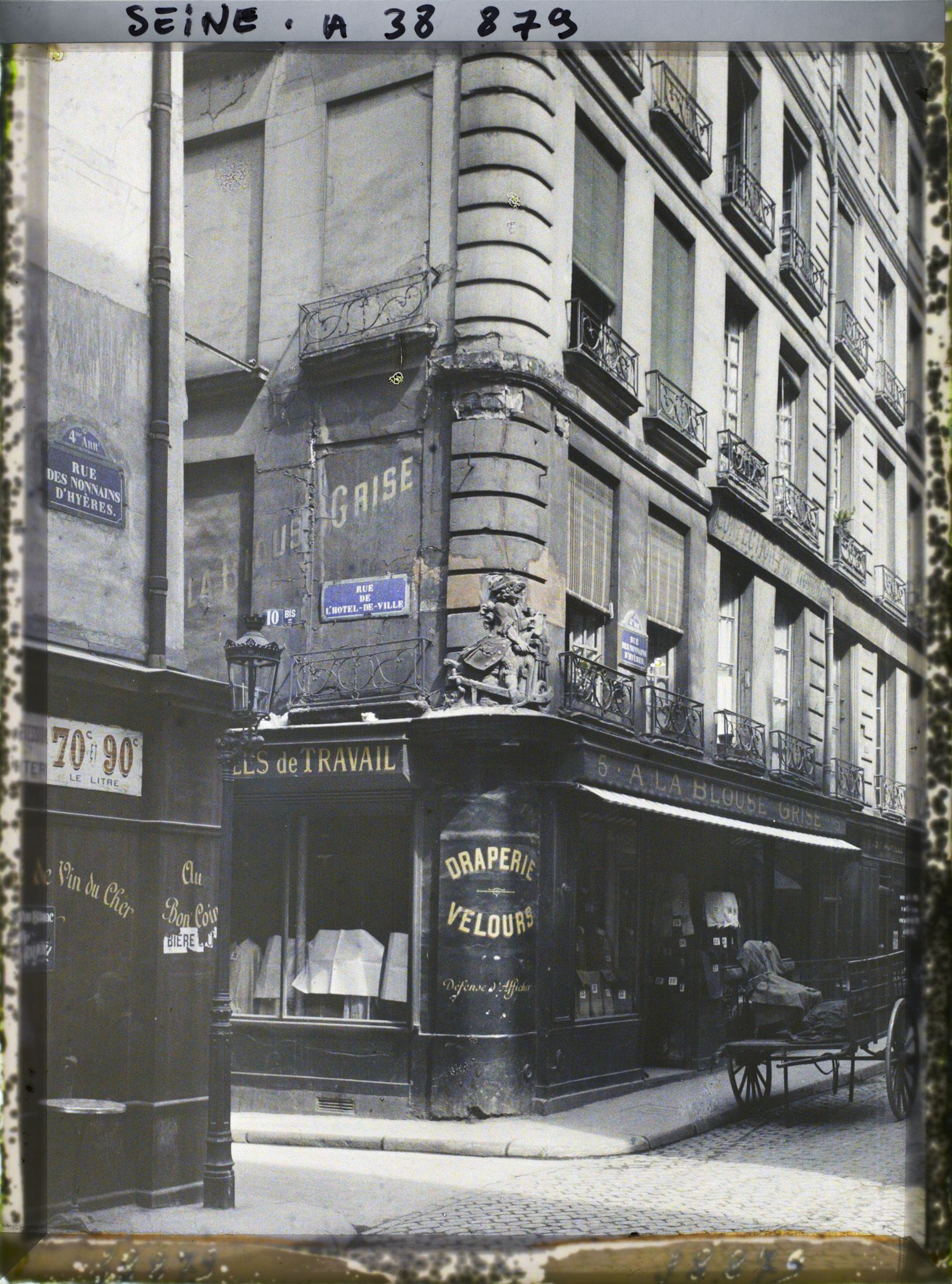 Image représentant Vieille enseigne à l'angle des rues des Nonnains-d'Hyères et de l'Hôtel-de-Ville, actuelle place du Bataillon-français-de-l'ONU-en-Corée
