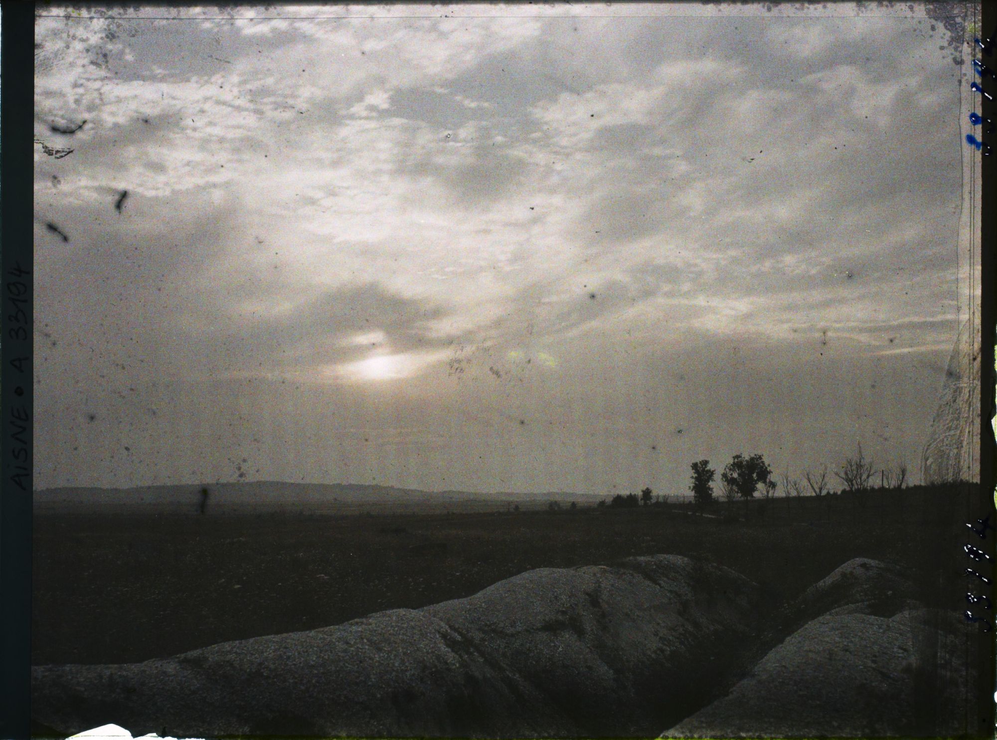 Image représentant France, Mont Cornillet, Coucher de soleil vers le fort de Béru pris devant le mont Cornillet