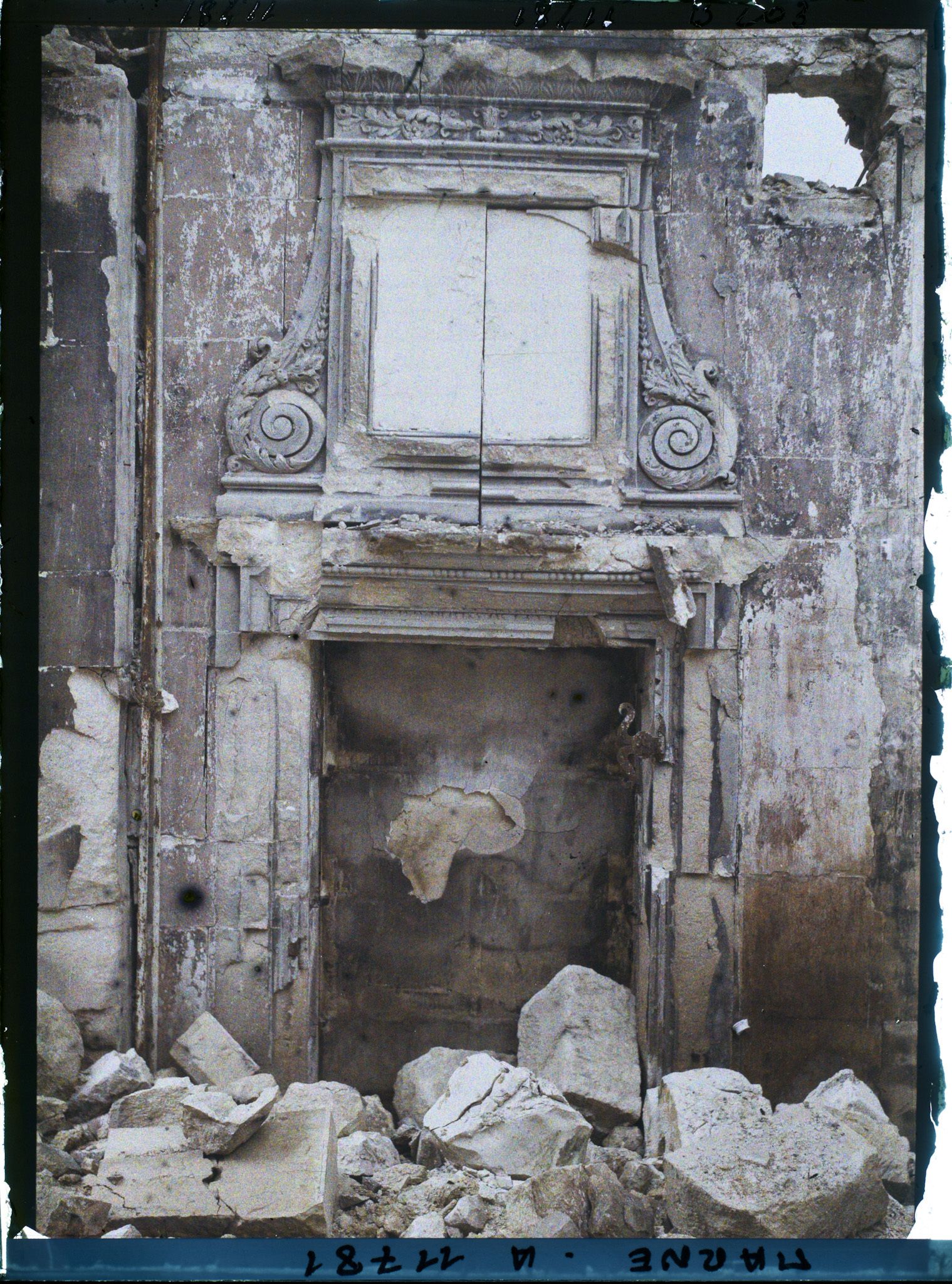 Image représentant France, Reims, Cheminée ancienne Rue de la Grue