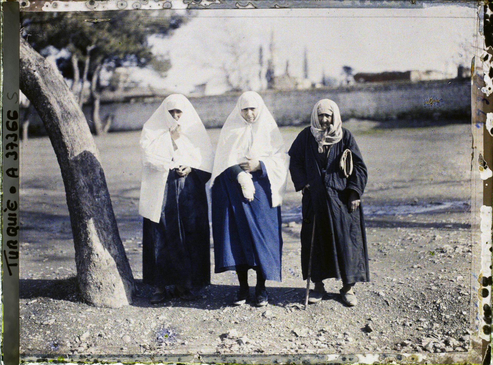 Image représentant Trois femmes (turques), l'une blessée à la main