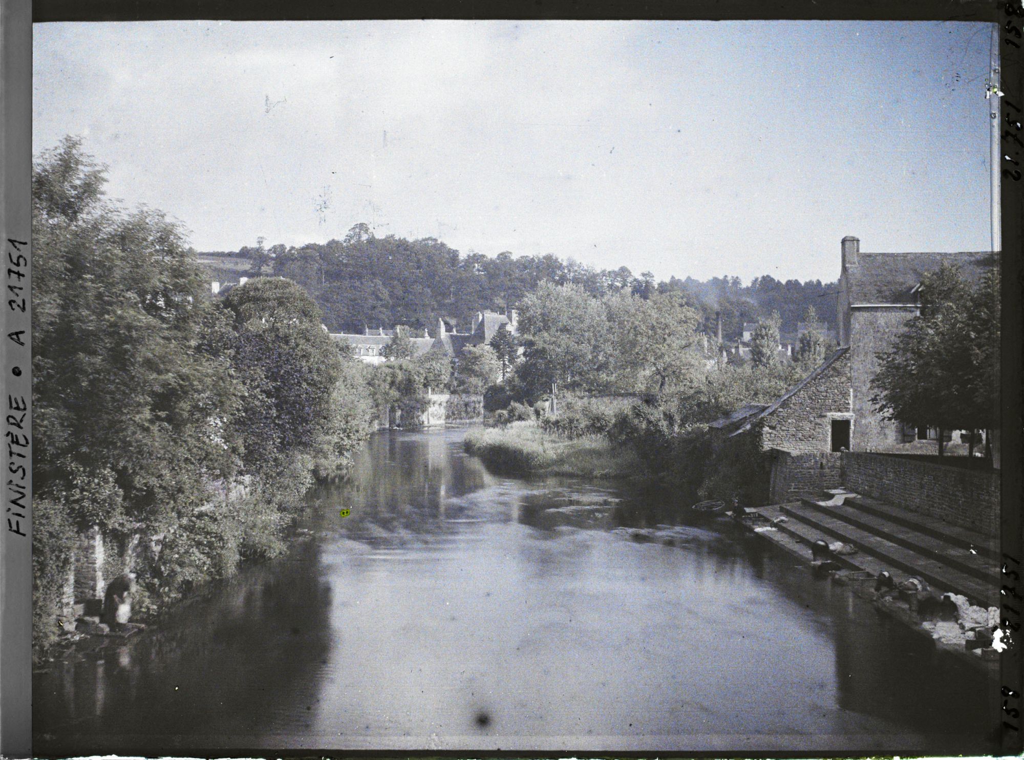 Image représentant L'Ellé vu du Pont fleuri, avec à droite des femmes faisant la lessive dans la rivière