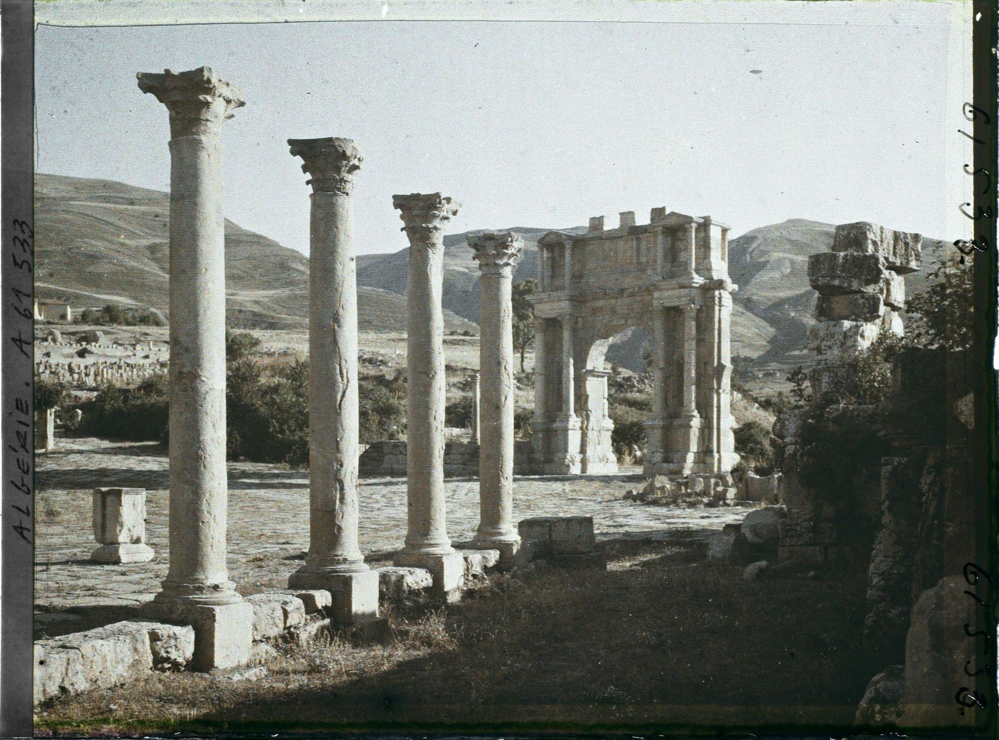 Image représentant L'Arc de Caracalla et colonnes du Nouveau Forum, vestiges de la cité antique Cuicul