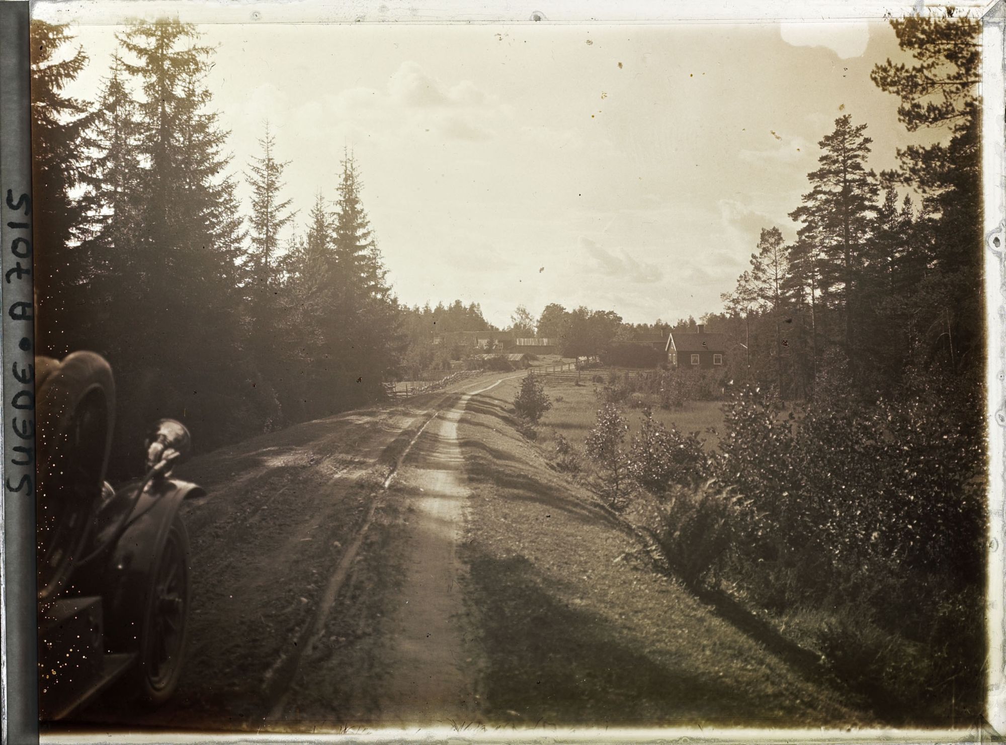 Image représentant Voiture de location des voyageurs à l'entrée d'un village, sur une route entre Gävle et Falun