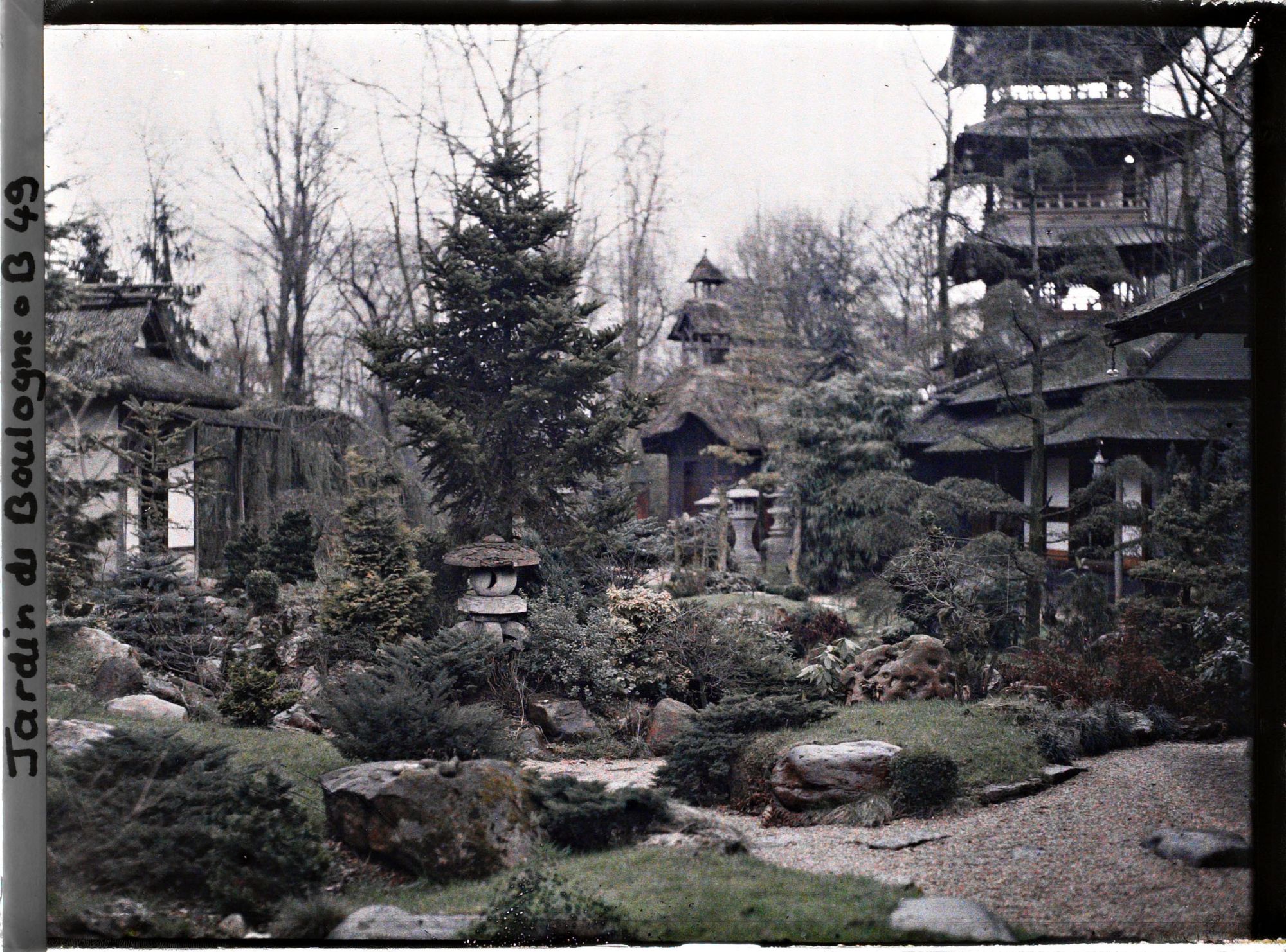 Image représentant Cœur du " village japonais " vu des abords de la maison ouest jusqu'au jardin anglais