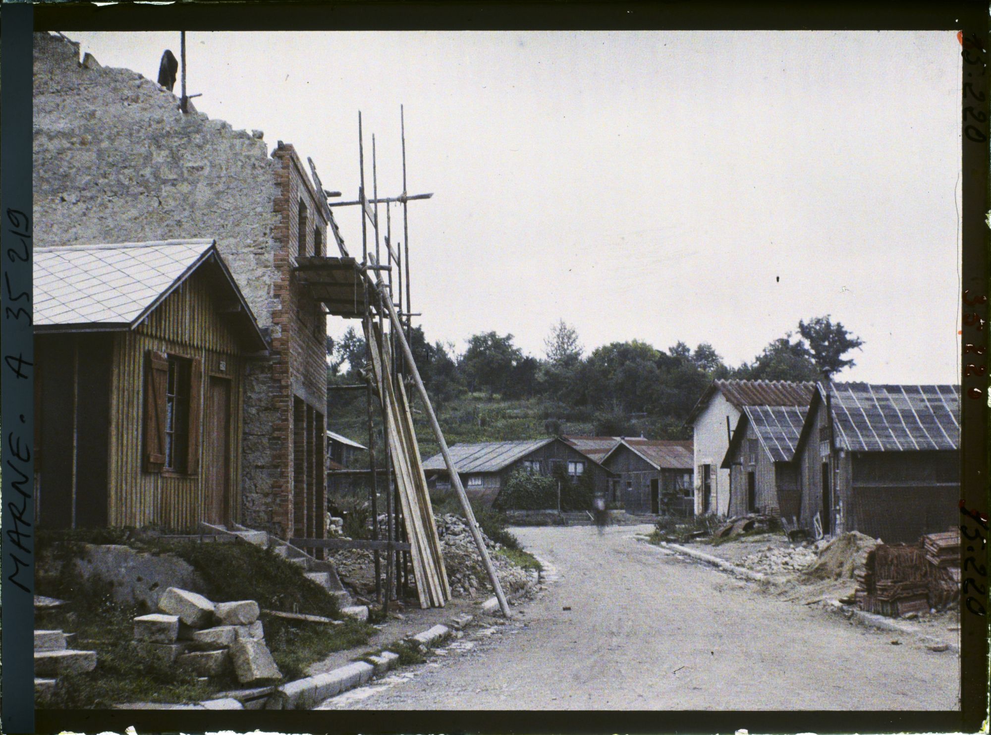 Image représentant France, Vienne le Château, Reconstruction Carrefour des routes de la Harazée et de Binarville