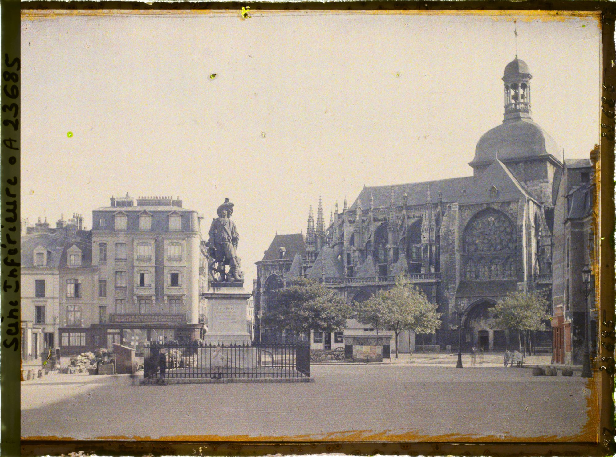 Image représentant La Place Nationale et la statue de Duquesne
