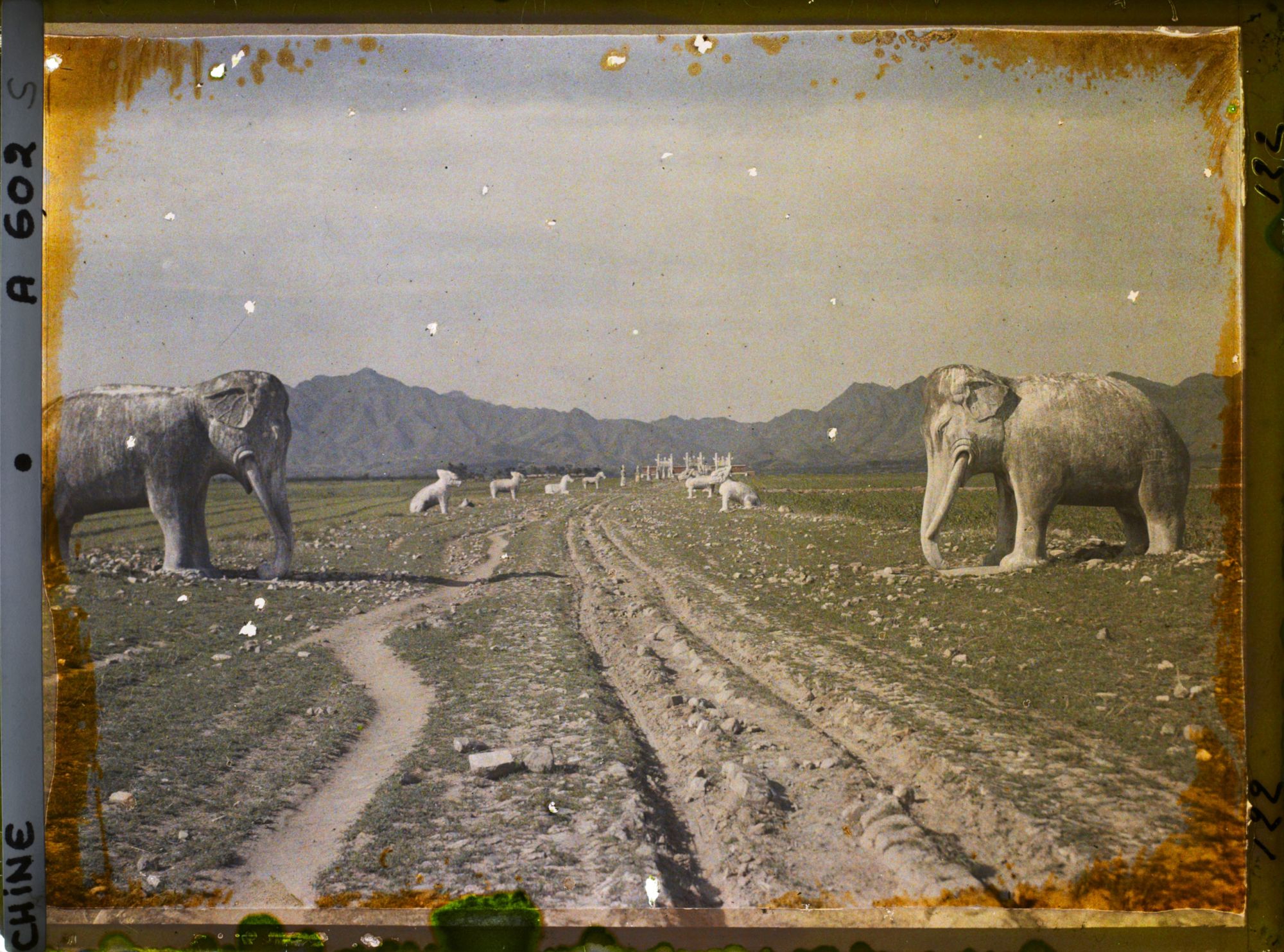 Image représentant Ming Shisanling (" Treize Tombeaux des Ming ")