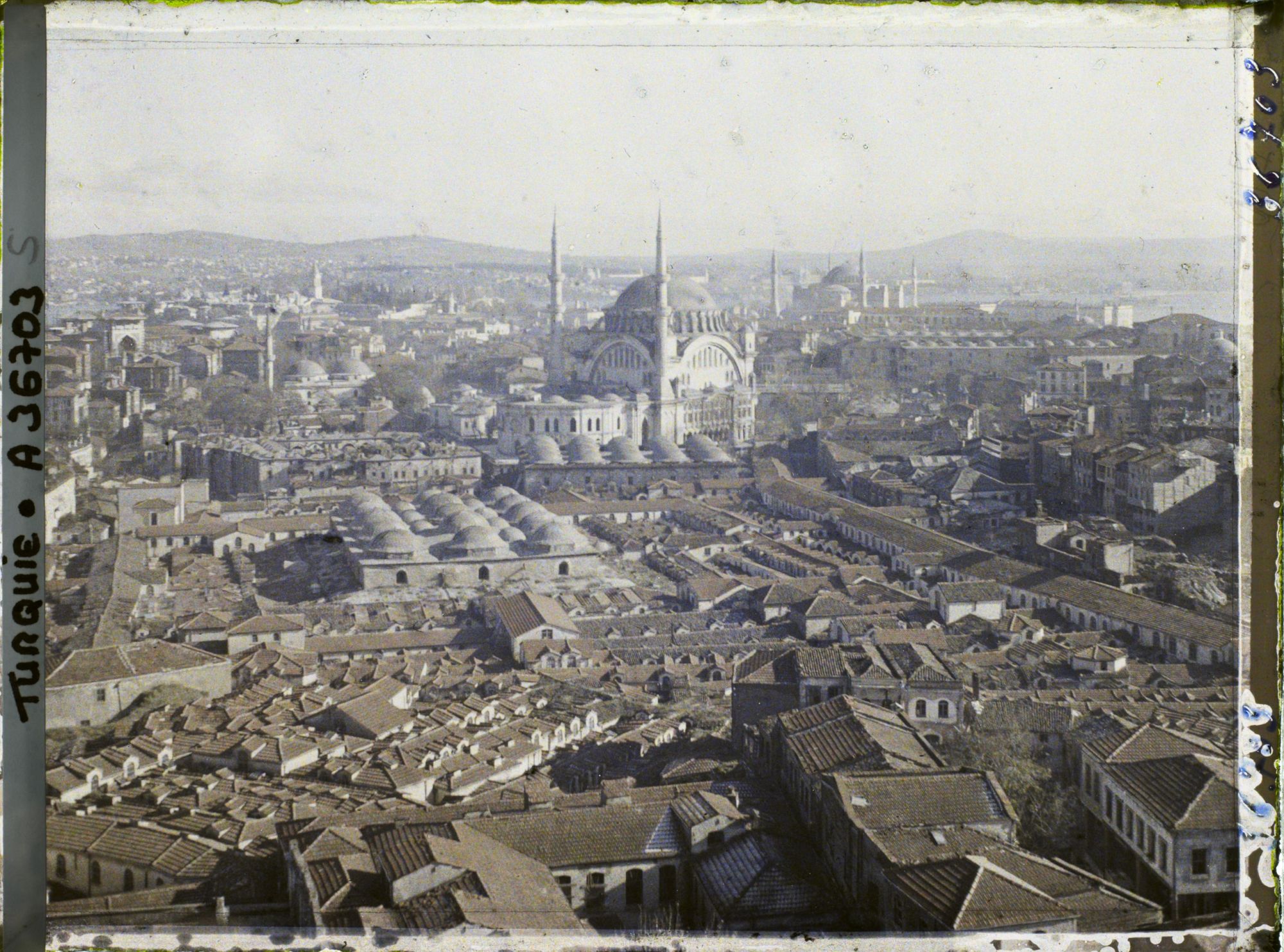 Image représentant Panorama sur les toits du Grand Bazar, en direction de la Nuruosmaniye Camii ("mosquée de la Lumière d'Osman")