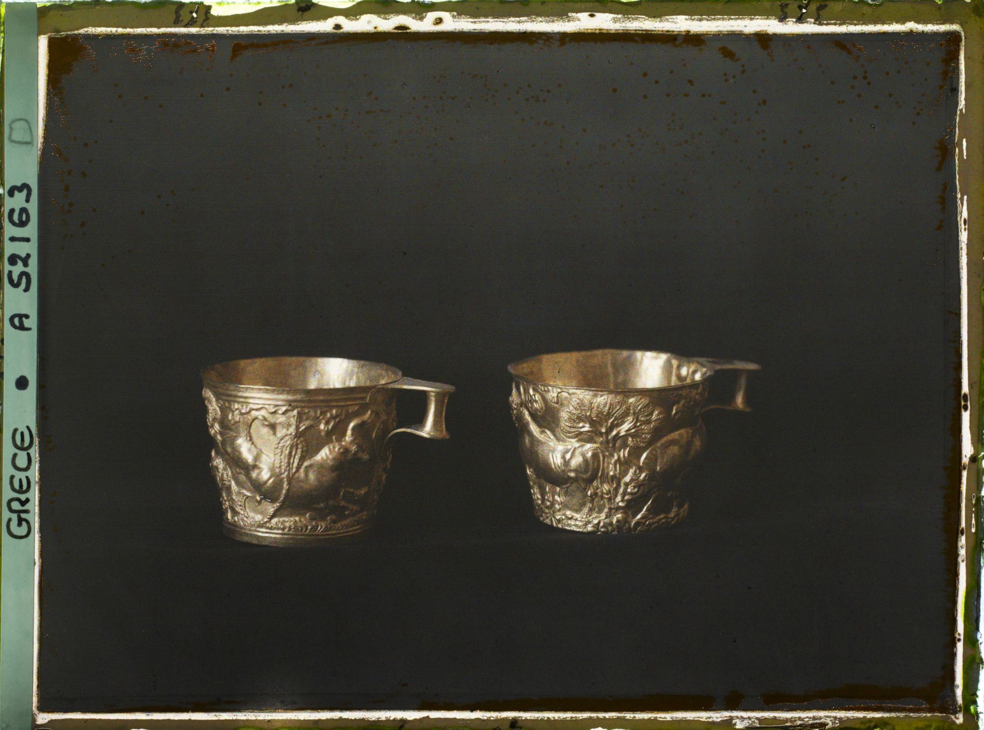 Image représentant Deux gobelets en or sculpté (scènes de chasse au taureau) provenant de Vaphio (Laconie)