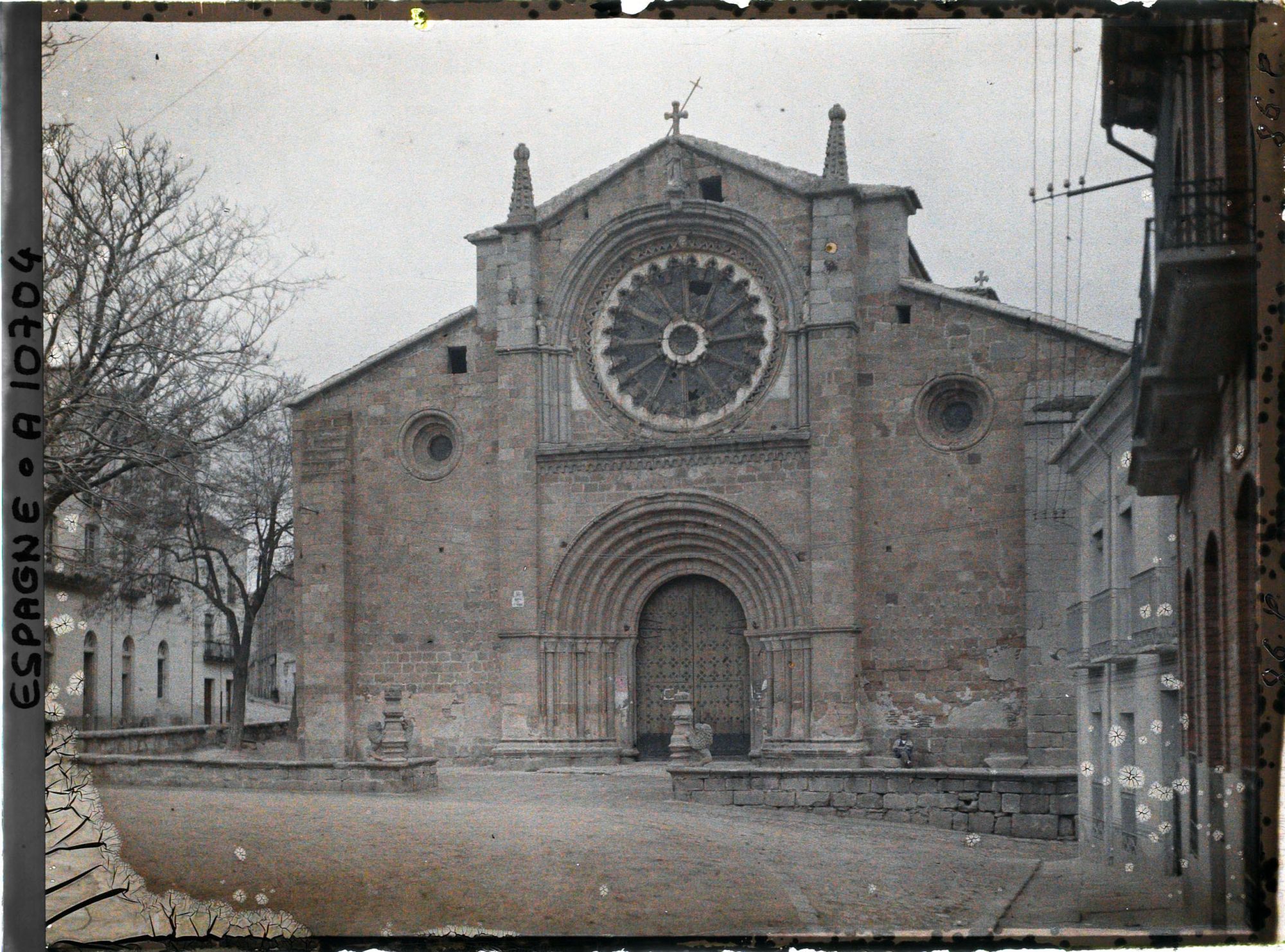 Image représentant Espagne, Avila, Façade romane de S. Pedro (grès rouge et granite gris)