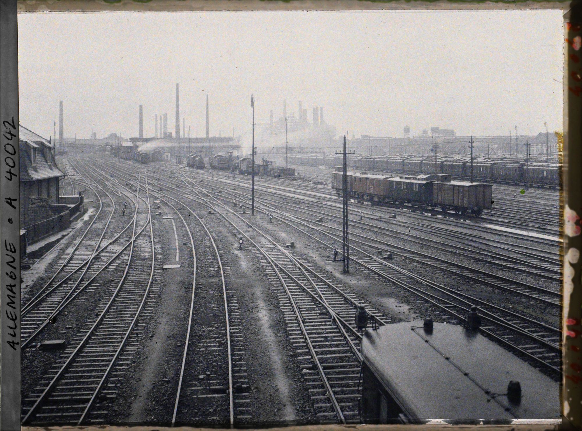 Image représentant Les voies, vues des passerelles des Signeaux vers les usines Thissen