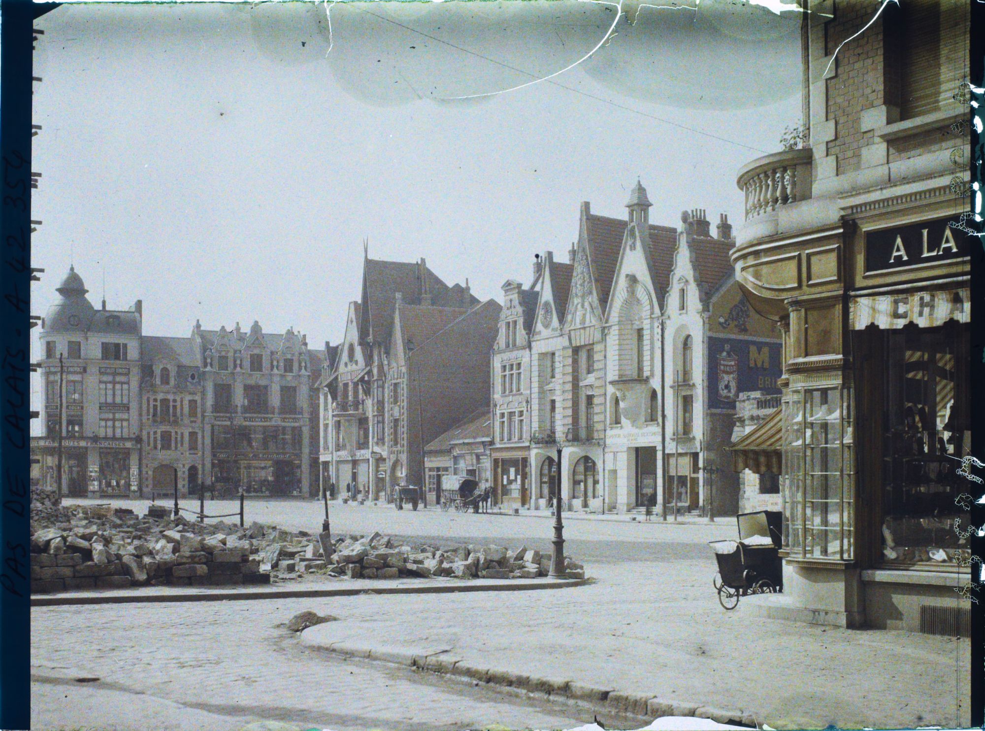 Image représentant France, Bethune, Grande Place Vue de la rue du Carillon