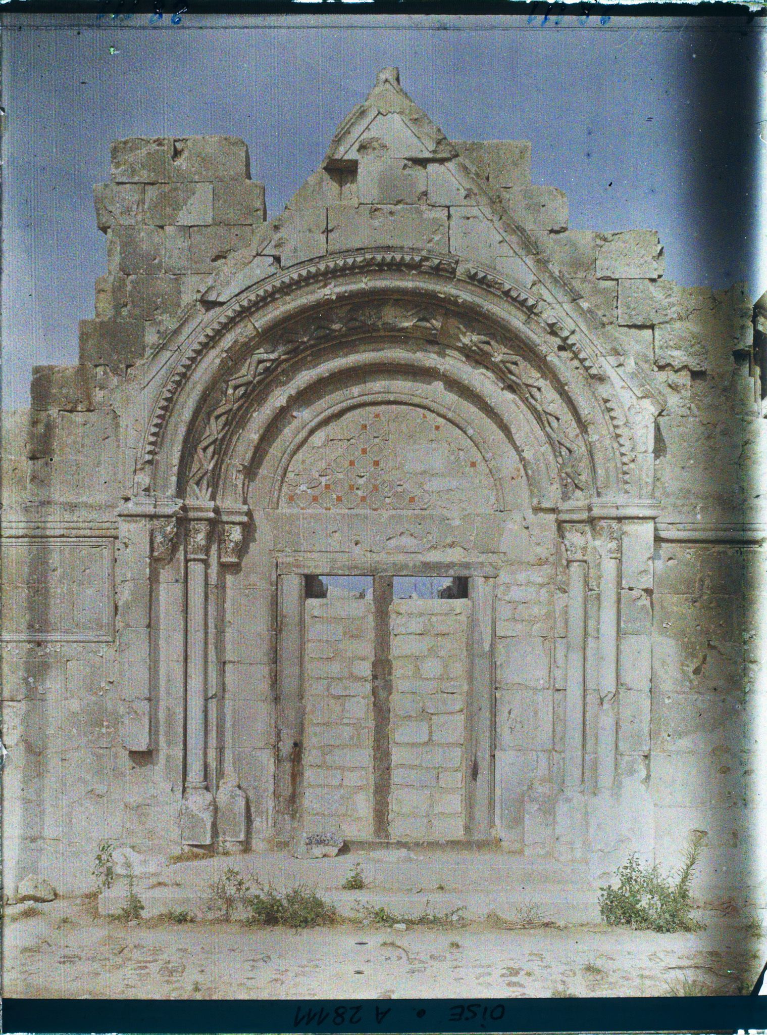 Image représentant France, Tracy-le-Val, L'entrée de l'Eglise