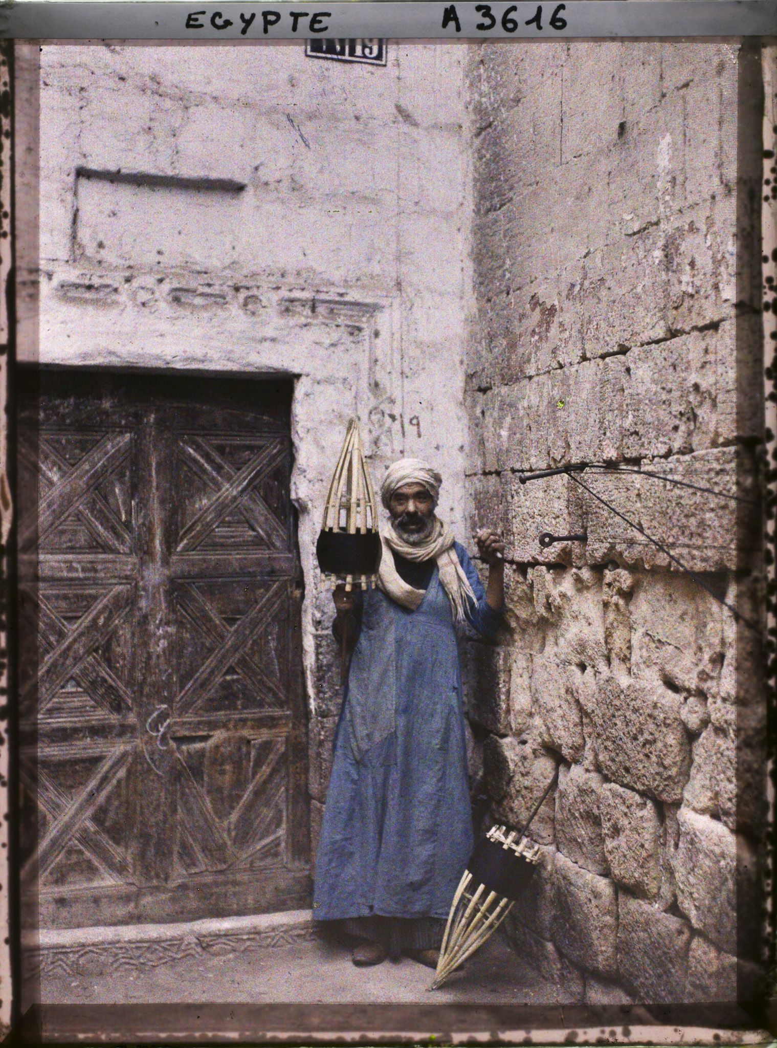 Image représentant Fileur de soie dans une rue de la ville