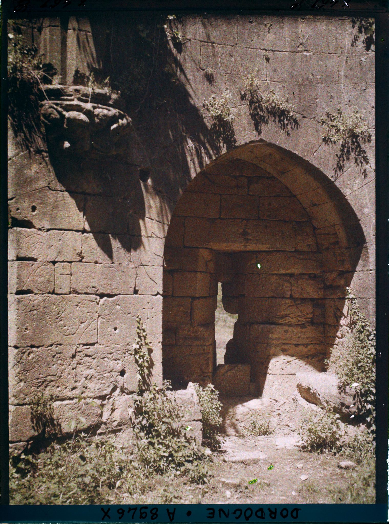 Image représentant France, Domme, La porte des tours vue à l'intérieur (sculptures anglaises)