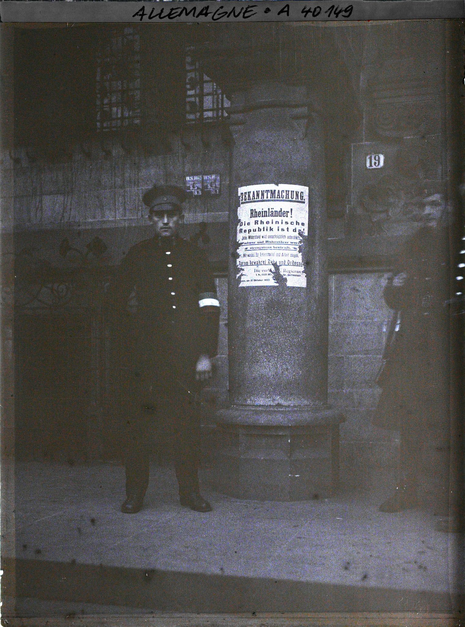 Image représentant Prusse, Duisbourg, Policier avec son brassard de la nouvelle République