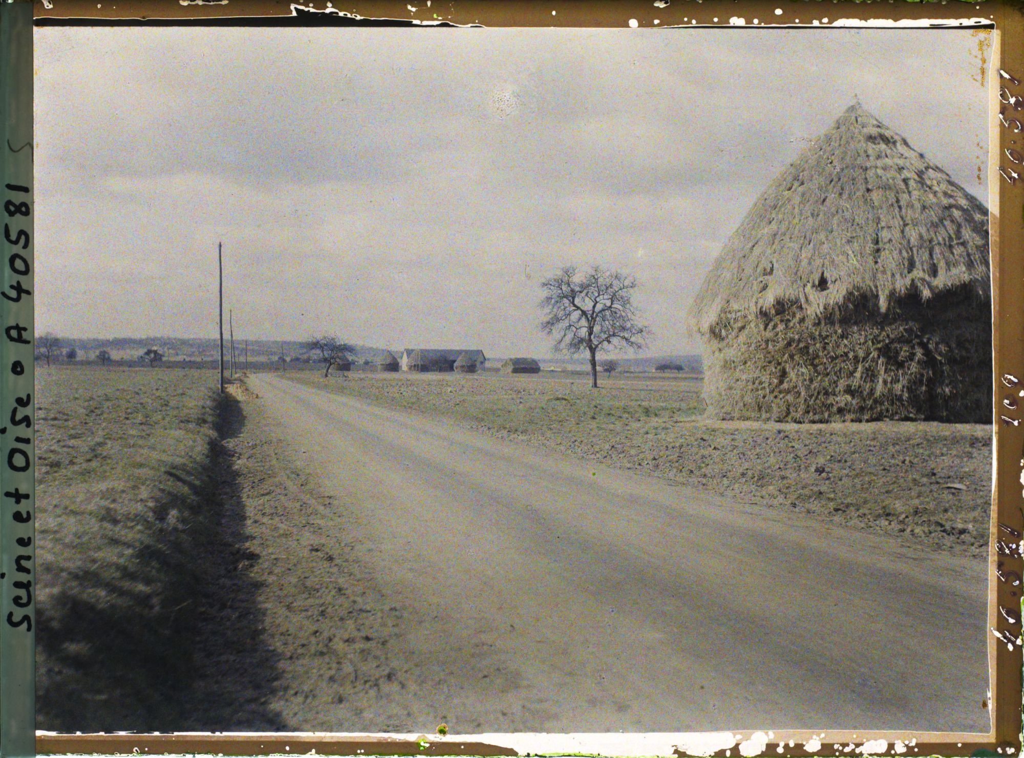 Image représentant France, Les Clayes, La route de Neauphle le Château