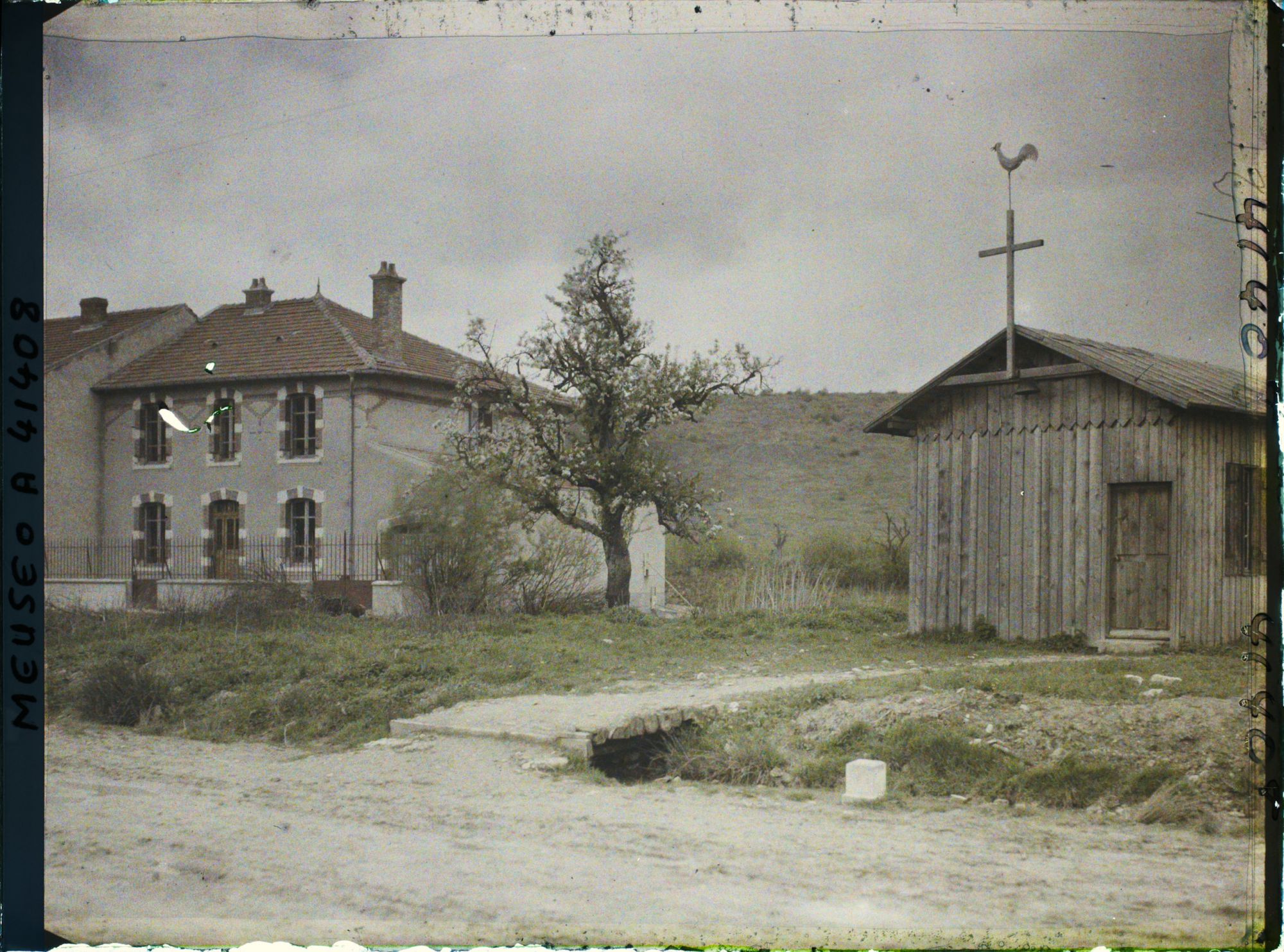 Image représentant France, Combres, Eglise, nouvelles maisons, au fond, Crête des Eparges