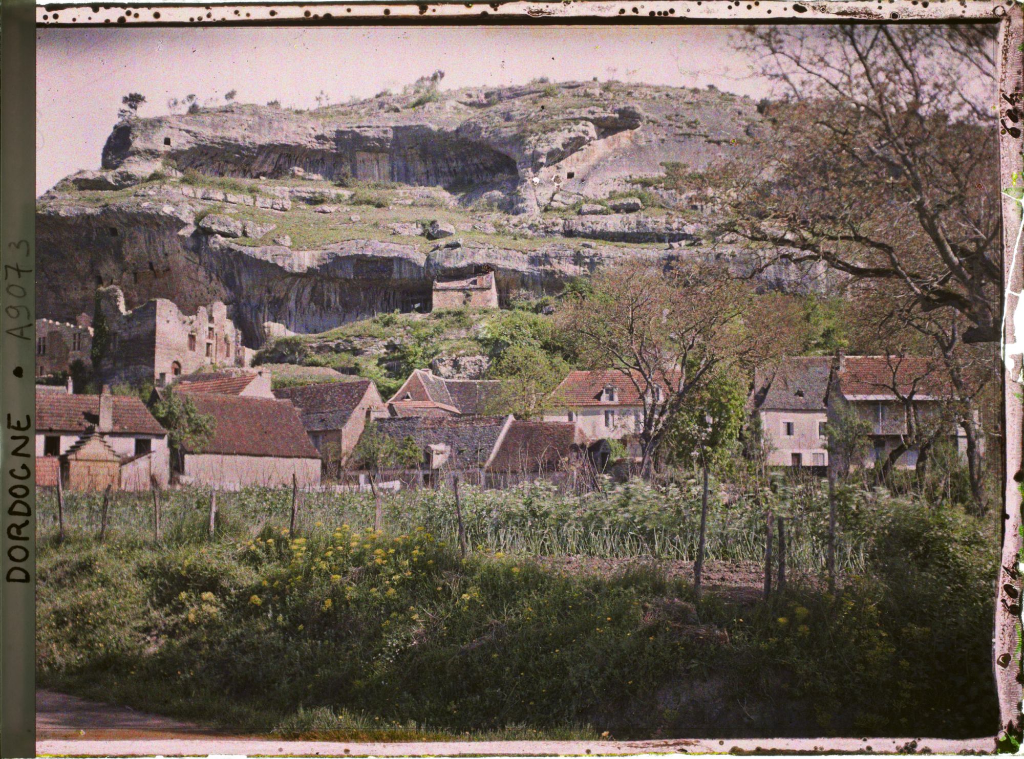 Image représentant France, Les Eyzies, Les Roches des Eyzies