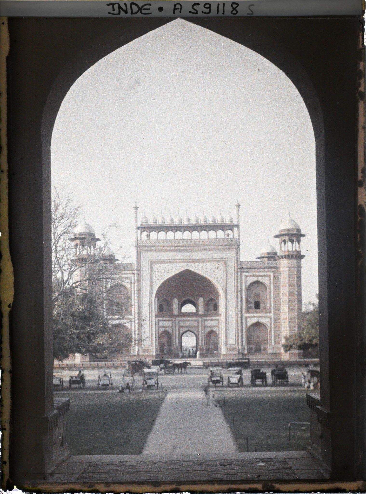 Image représentant La porte monumentale (façade extérieure) de l'enceinte du Taj Mahal