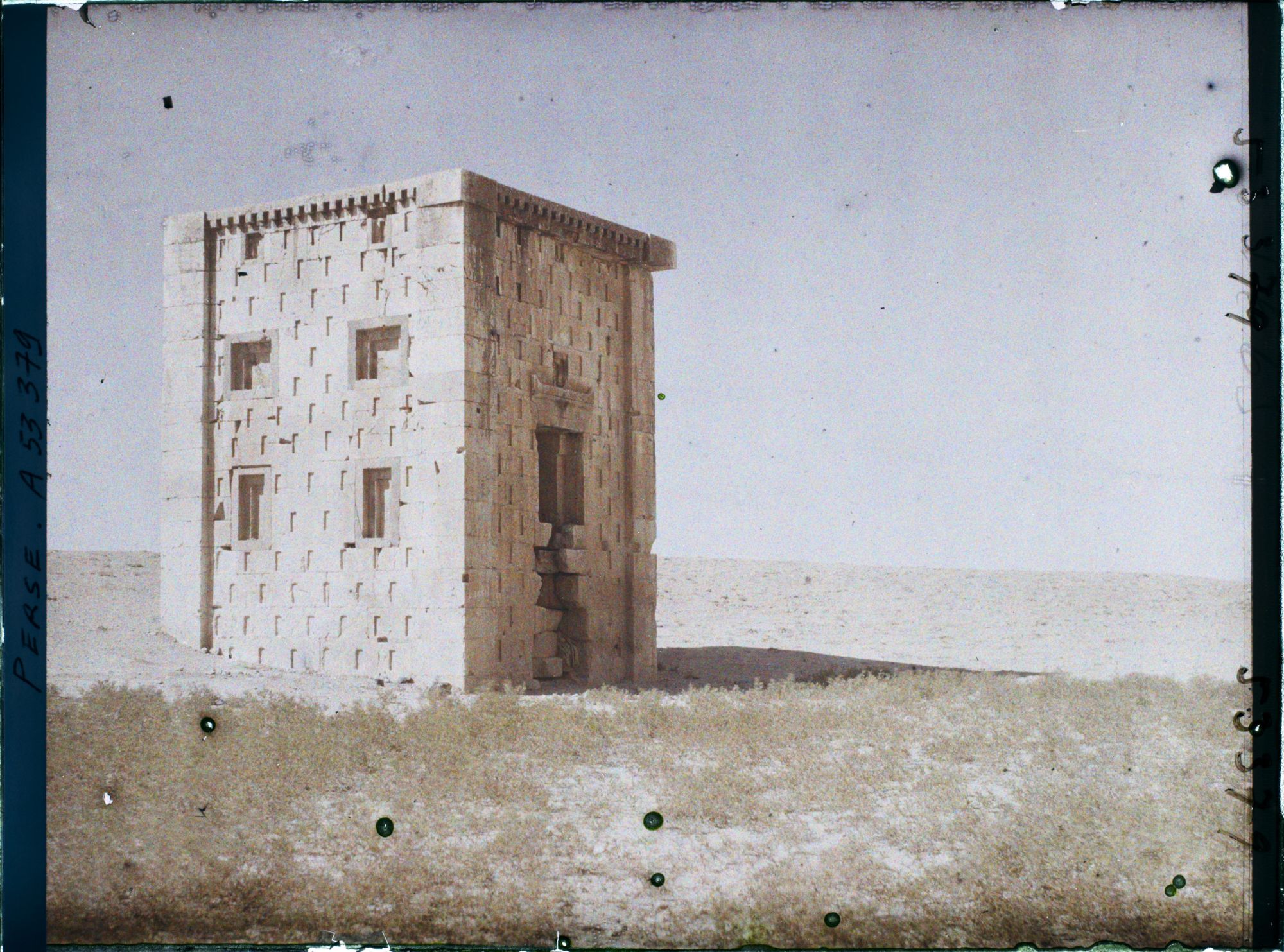 Image représentant La Ka'ba-ye Zartosht ou Kaaba Zardusht ou sanctuaire de Zoroastre (Ve siècle avant J.-C.)