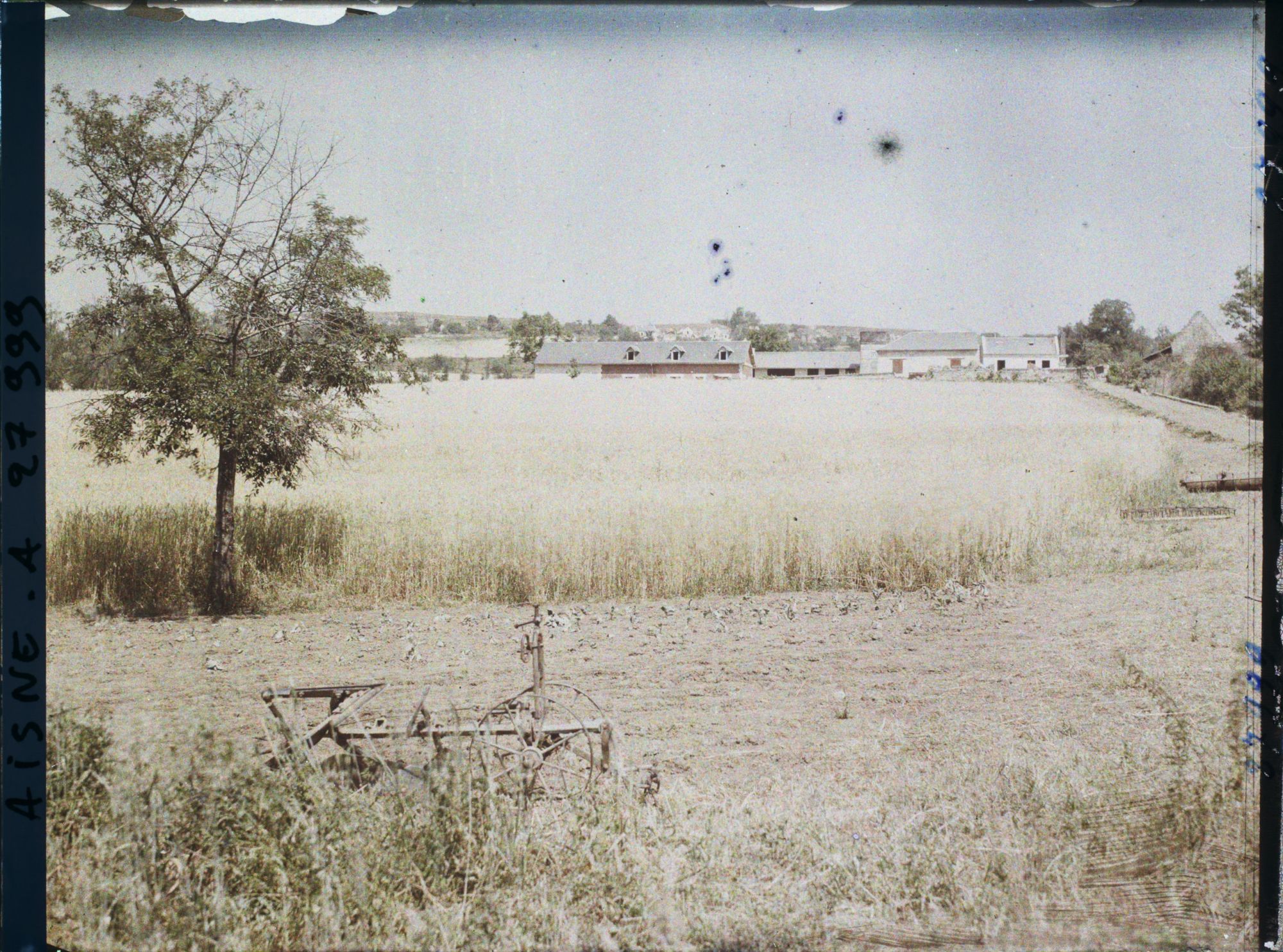Image représentant France, Pasly, Entrée Sud du Village, ferme reconstruite et Champ de blé