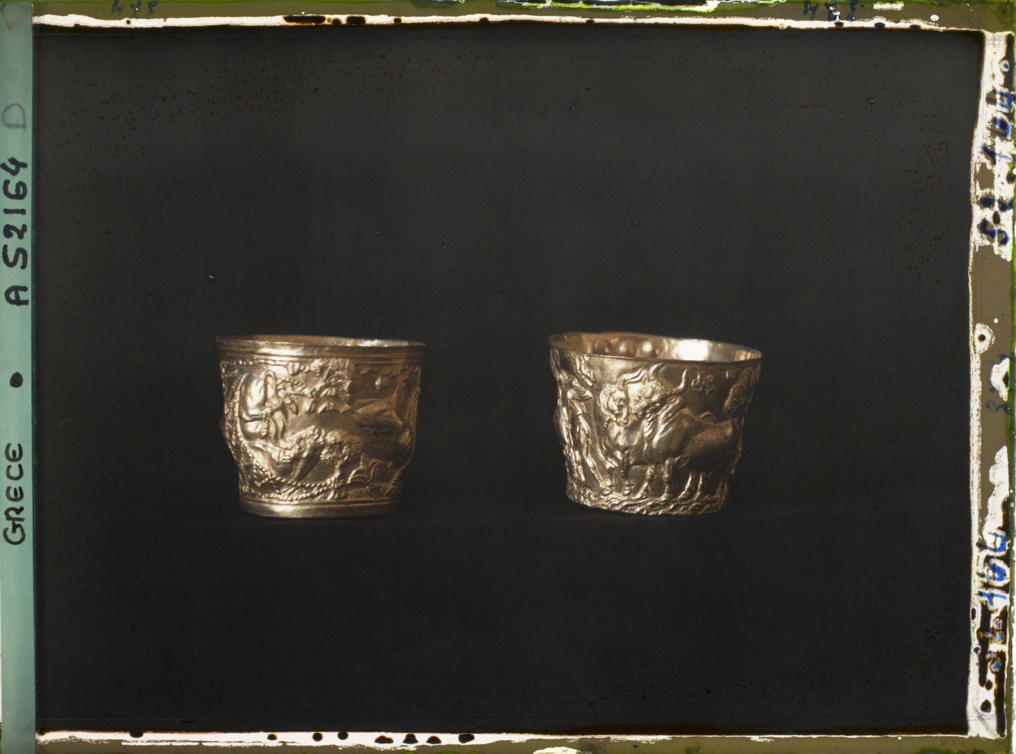 Image représentant Deux gobelets en or sculpté (scènes de chasse au taureau) provenant de Vaphio (Laconie)