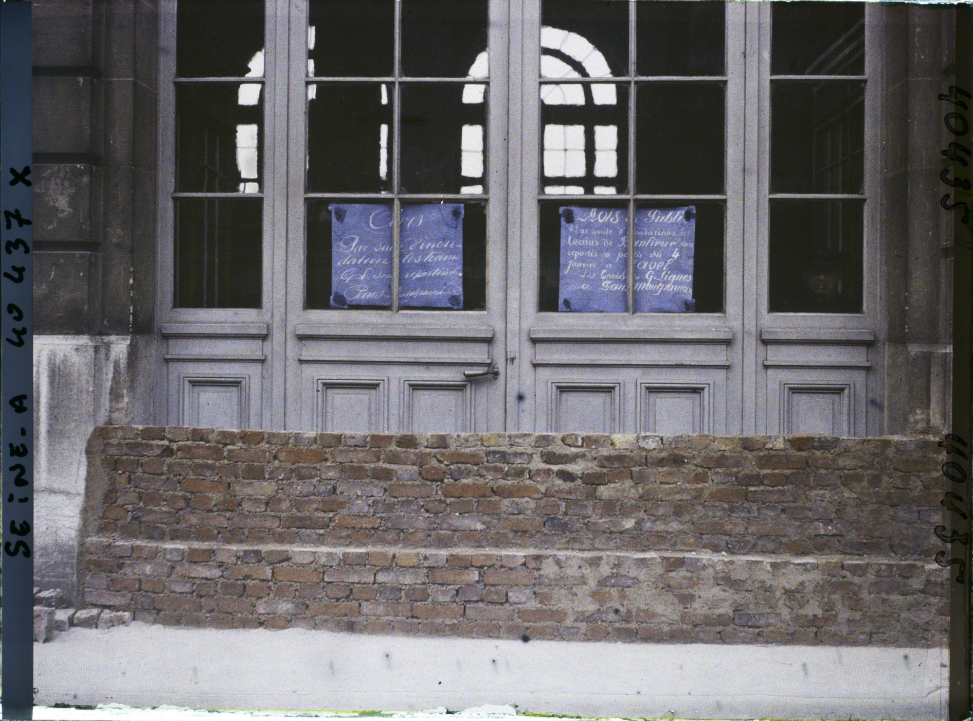 Image représentant Murets en brique devant les portes de la gare des Invalides, fermée à cause des inondations