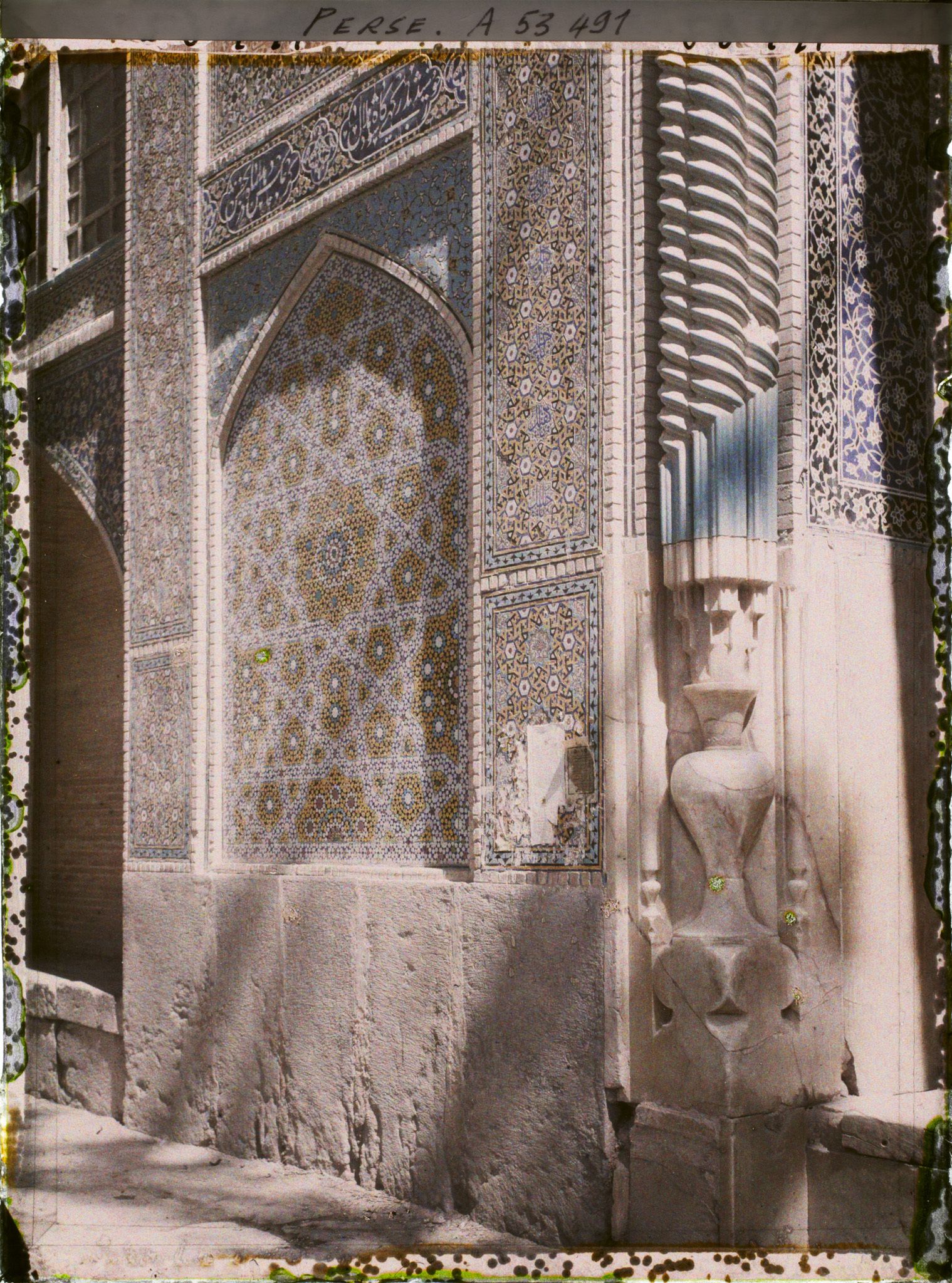 Image représentant La Madreseh Mader-i-Chah, école coranique dite "de la mère du Chah", panneau de céramique à gauche d'une entrée