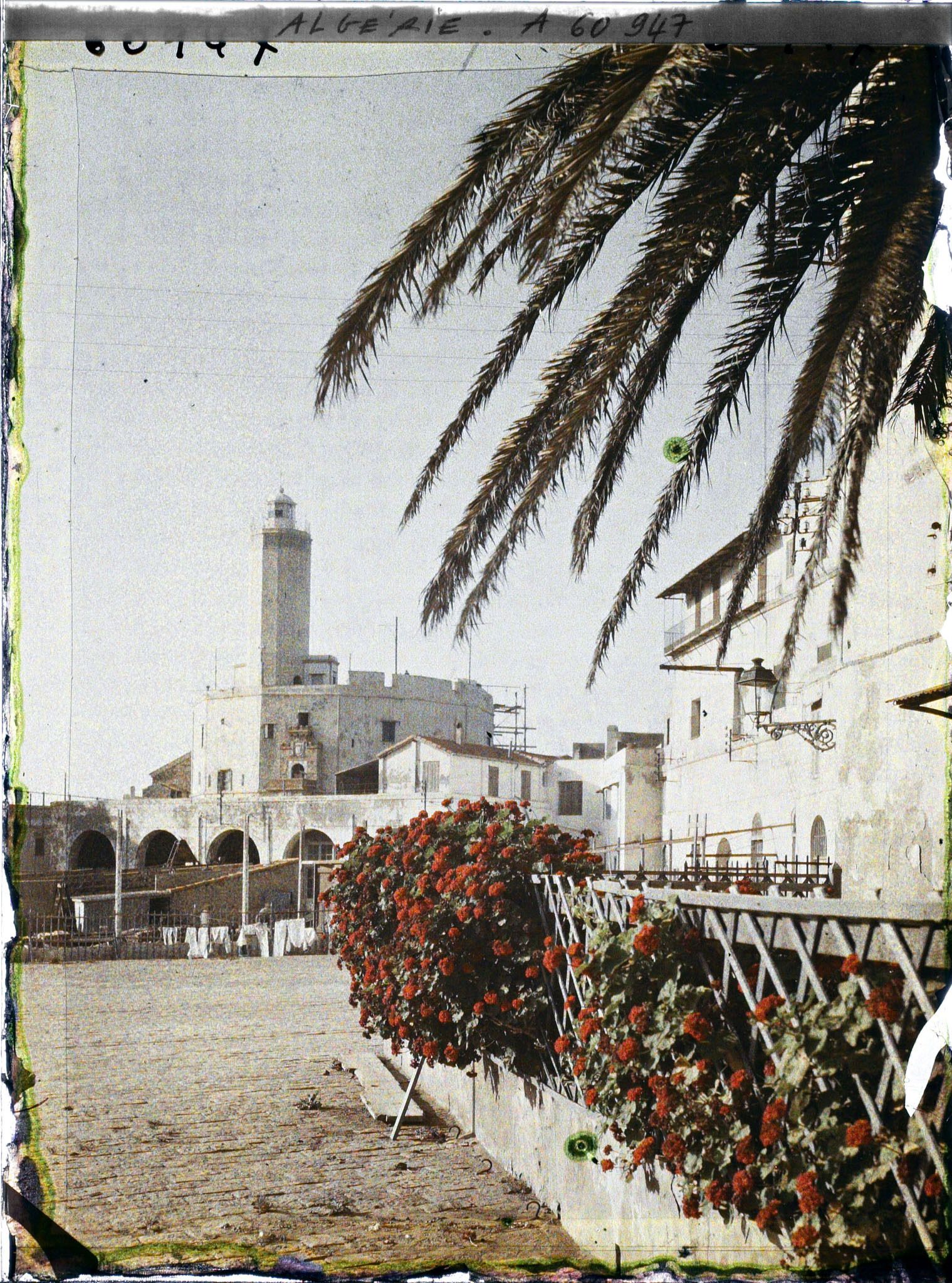 Image représentant L'Amirauté avec le phare à l'arrière-plan