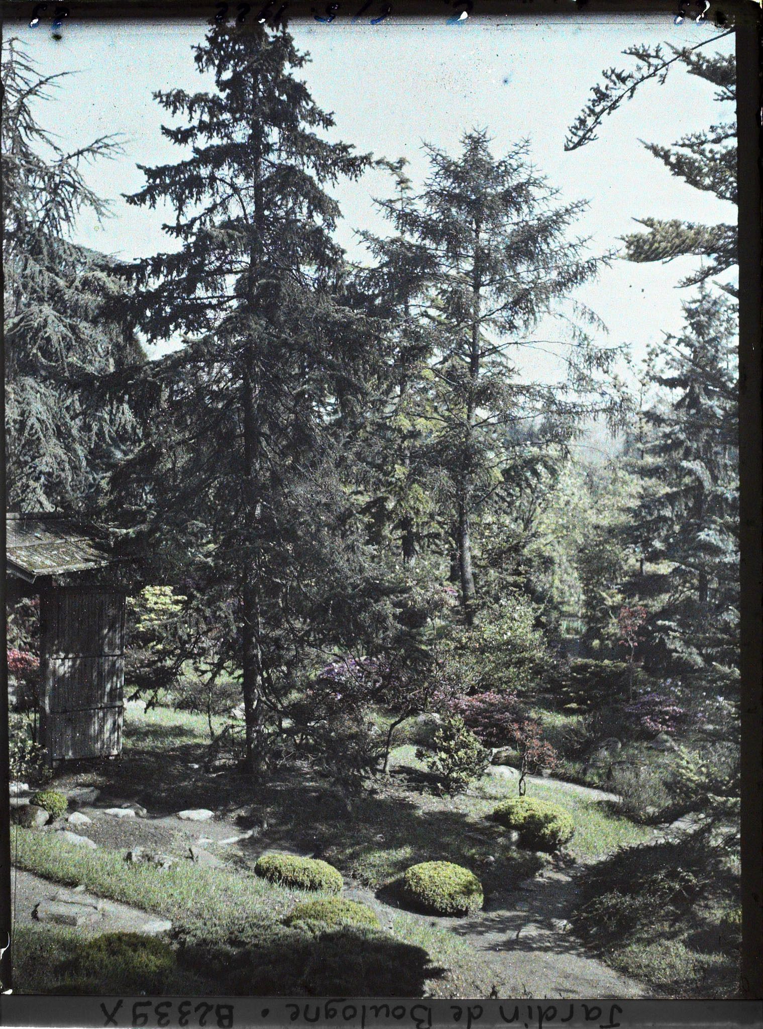 Image représentant Porte et paysage du " village japonais " en limite du " sanctuaire japonais "