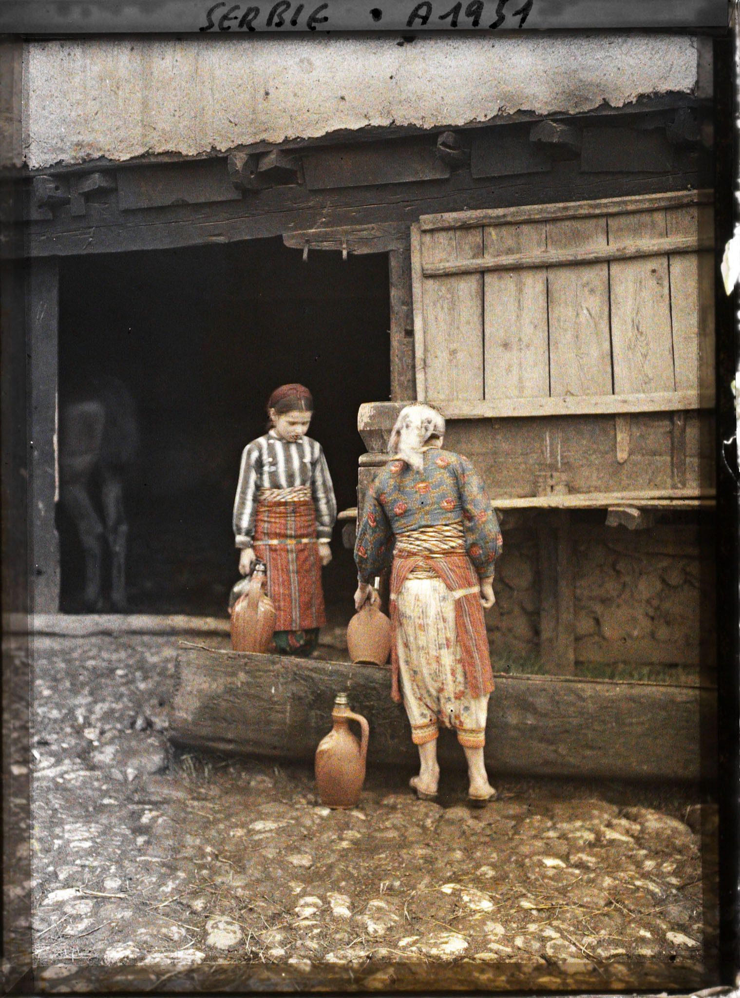 Image représentant Deux fillettes serbes à la fontaine