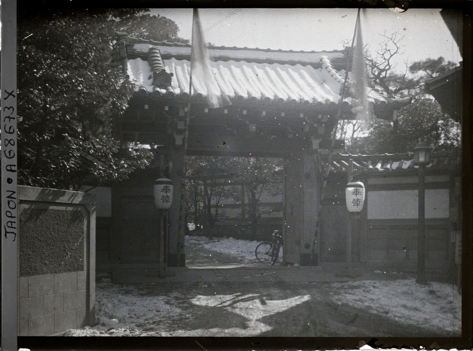 Image représentant Funérailles de l'Empereur Taisho-Tenno (Yoshihito) : décor mortuaire d'une petite porte