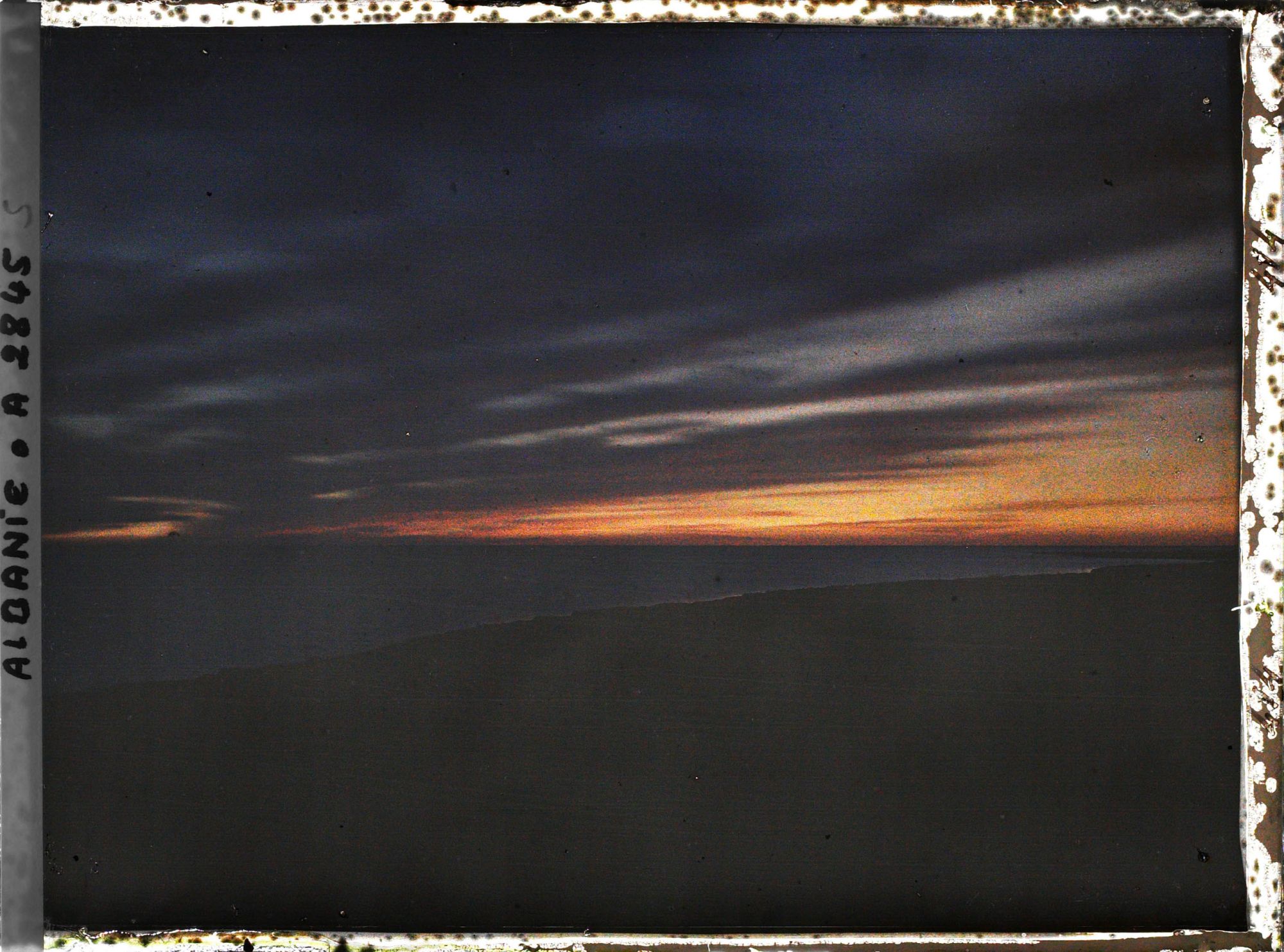 Image représentant Coucher de soleil sur le golfe de Durazzo: les deux zones éclairées reliées par une bande rouge, un peu de recoloration
