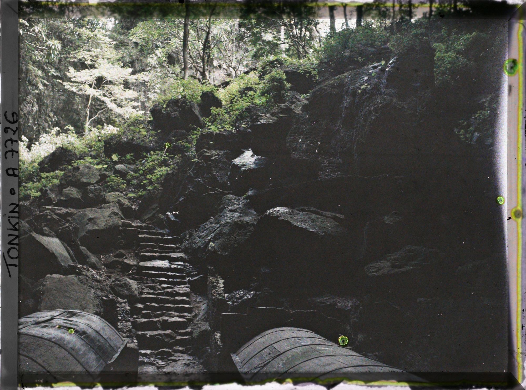 Image représentant Un escalier pris de l'entrée de la grotte d'un des sanctuaires rupestres bouddhiques du massif de Hu'o'ng-tich-so'n (" Pagode de l'Empreinte Parfumée ")
