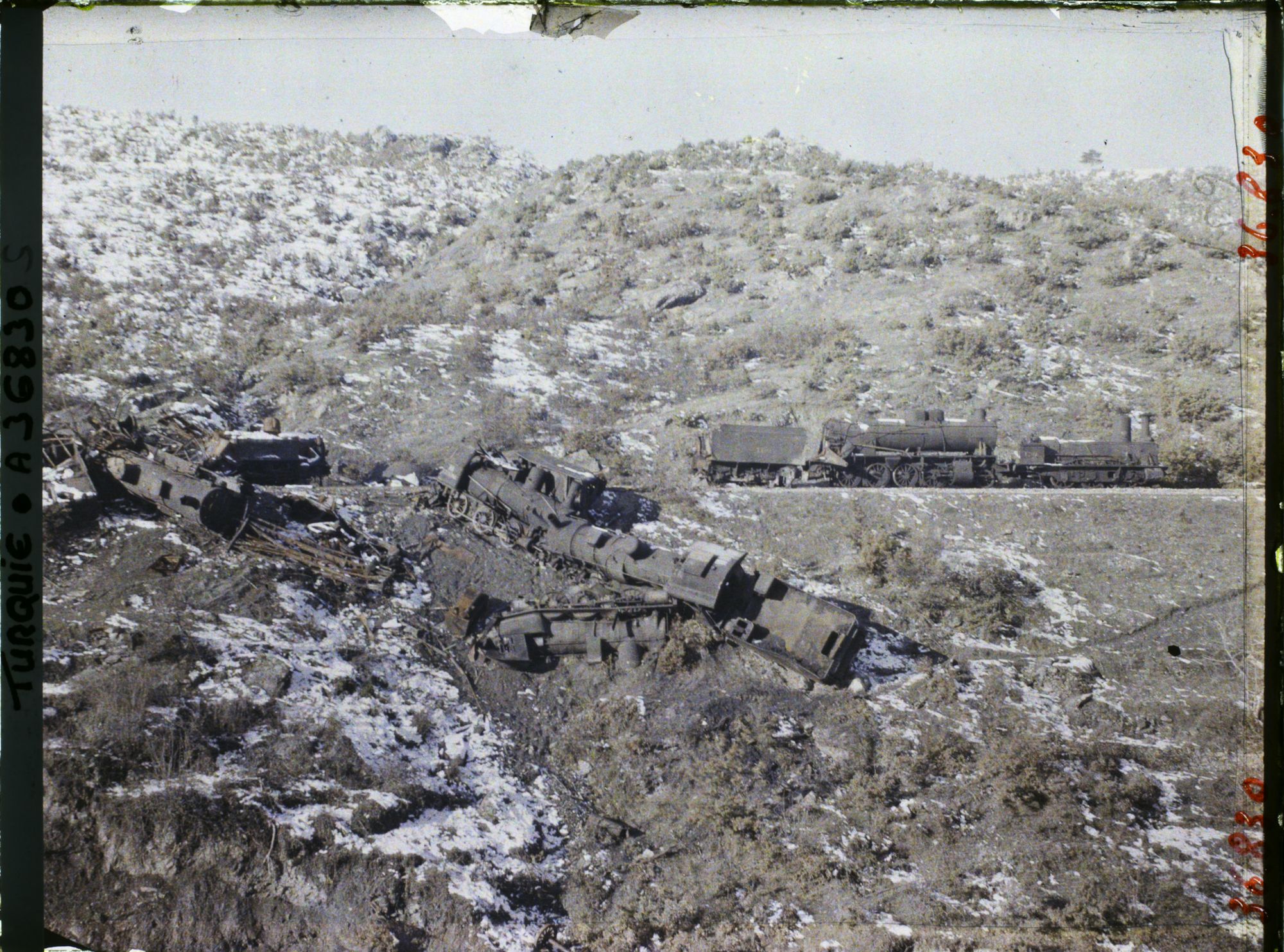 Image représentant Turquie, Entre Karakeui et Biledjik, Locomotive détruite par les Grecs au kilomètre 240 à 243, le 5 septe 1922 (11e Division hellénique)