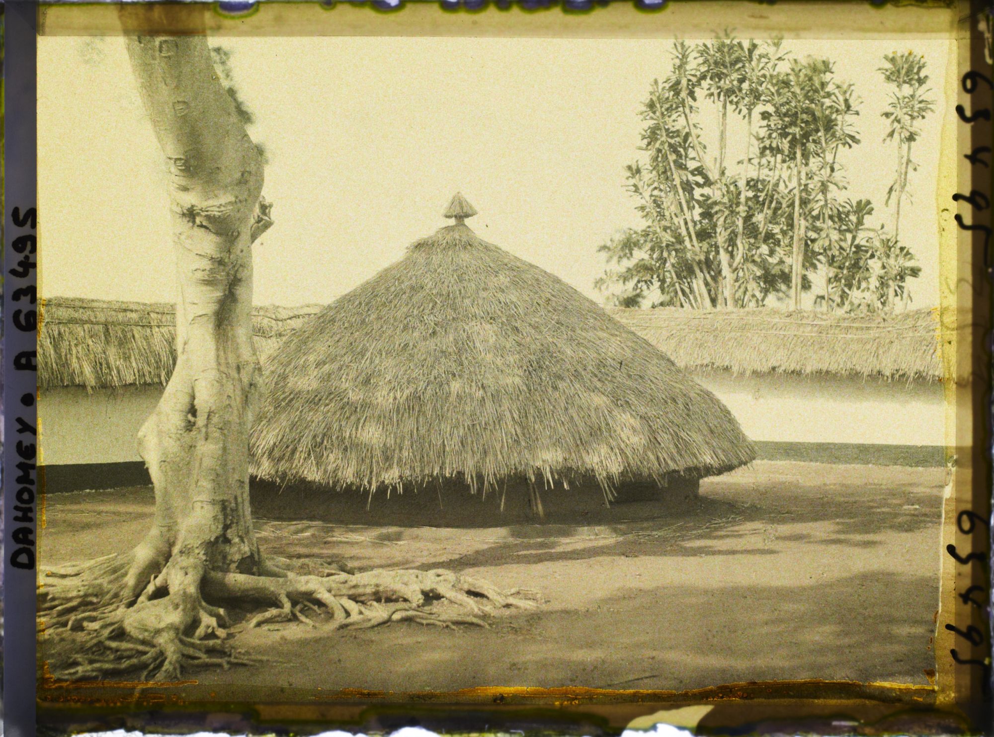 Image représentant Tombe collective des femmes de  null Glélé dans la deuxième cour du palais