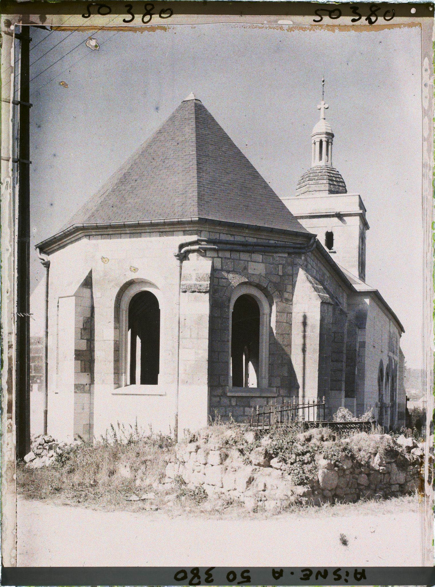 Image représentant France, St Christophe à Berry, L'Eglise abside