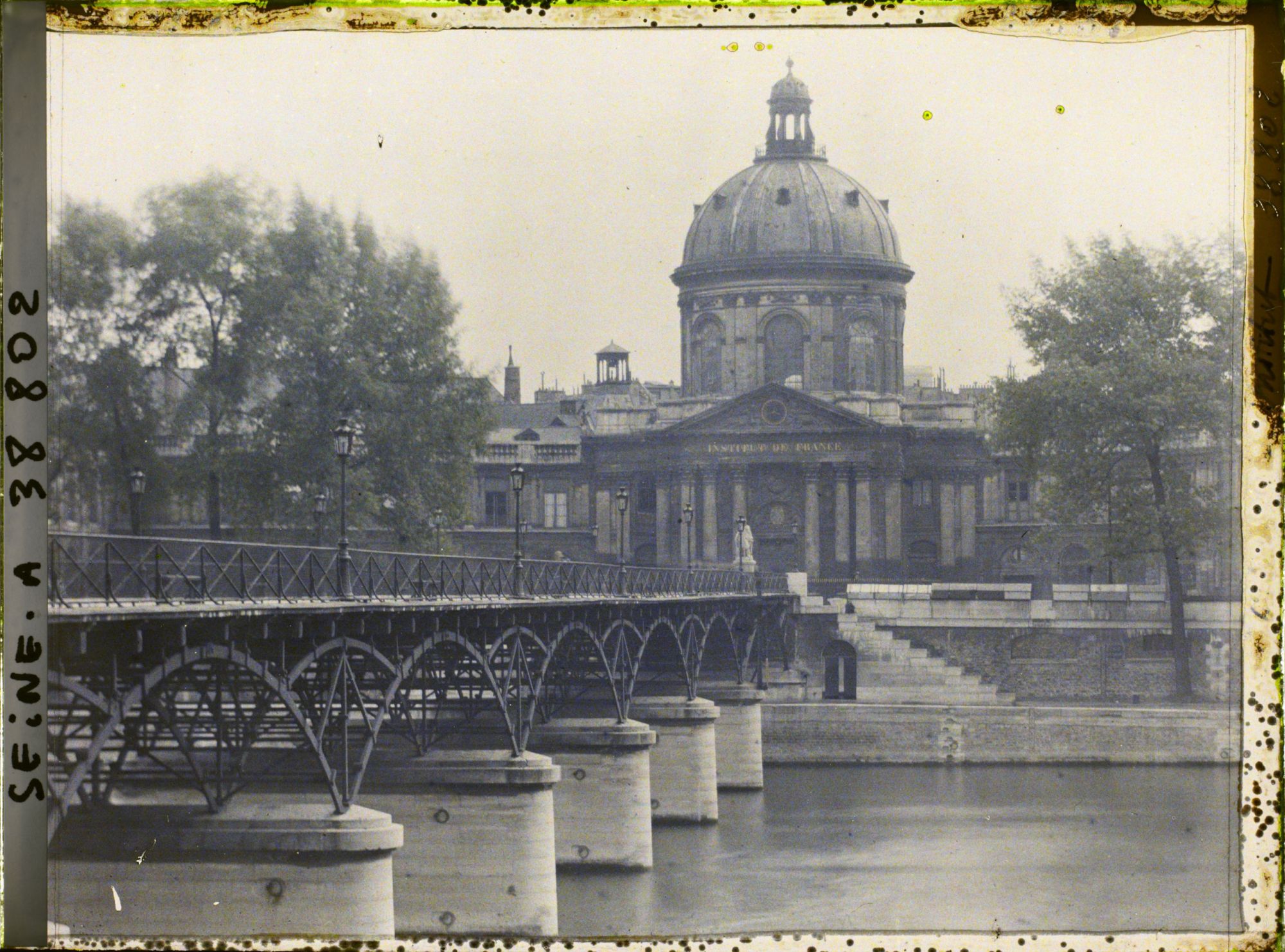 Image représentant Le pont des Arts et l'Institut de France, quai de Conti