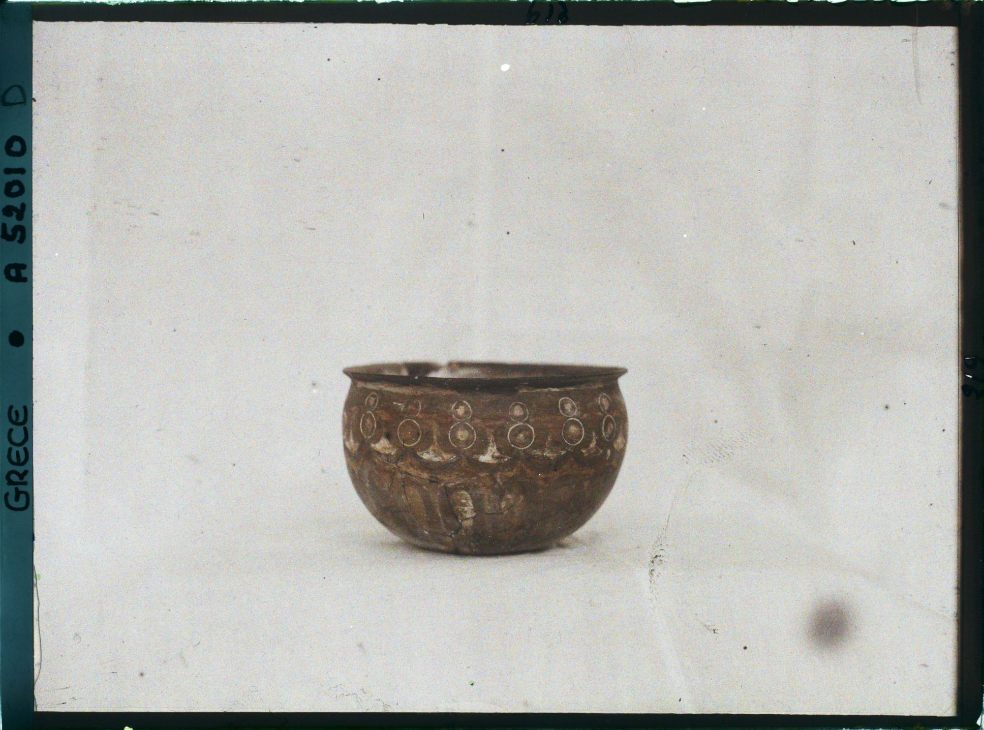 Image représentant Musée archéologique - Vase rond très ouvert, orné de motifs floraux peints provenant de Cnossos